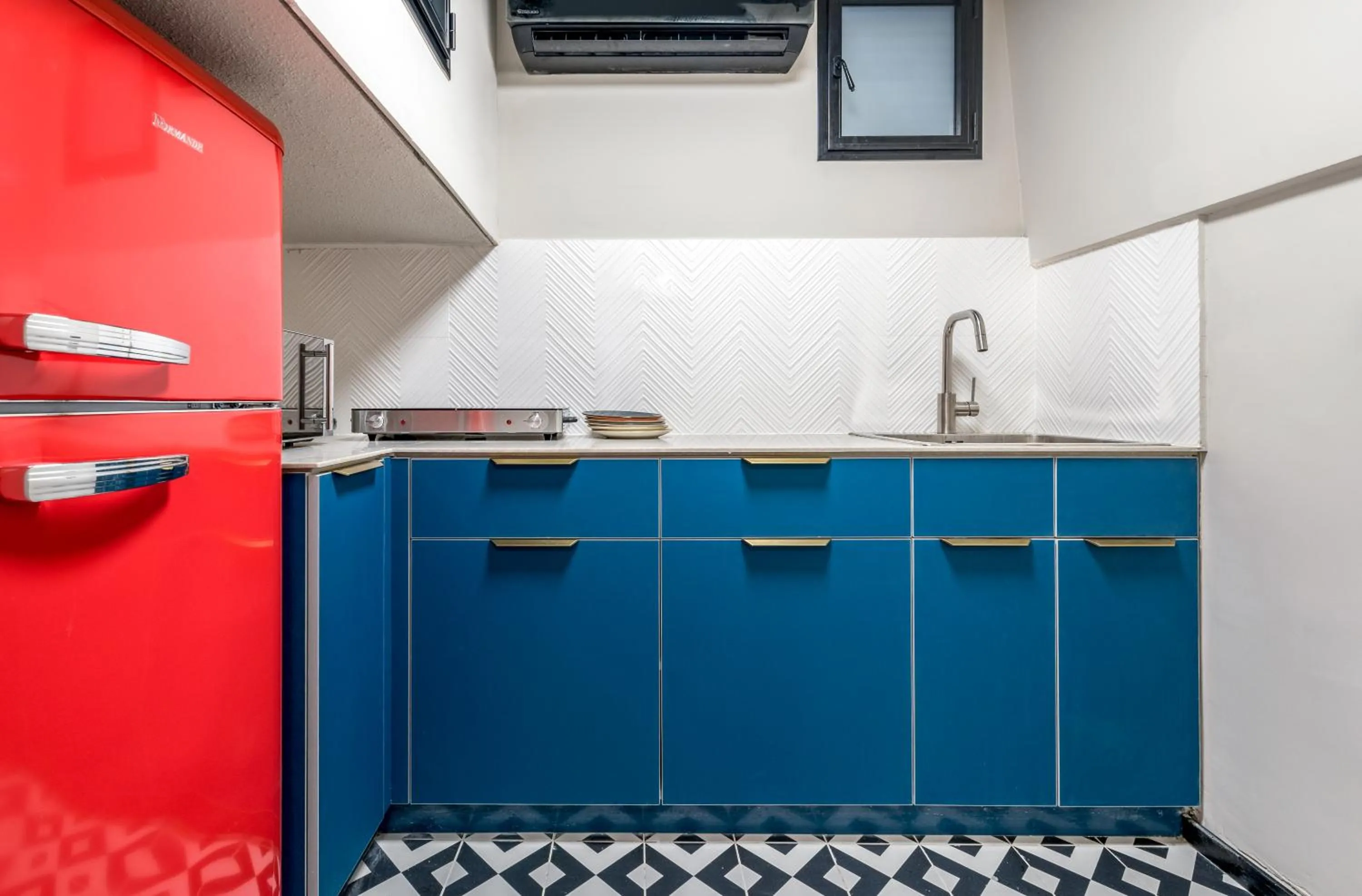 Communal kitchen in Dizengoff Garden Hotel