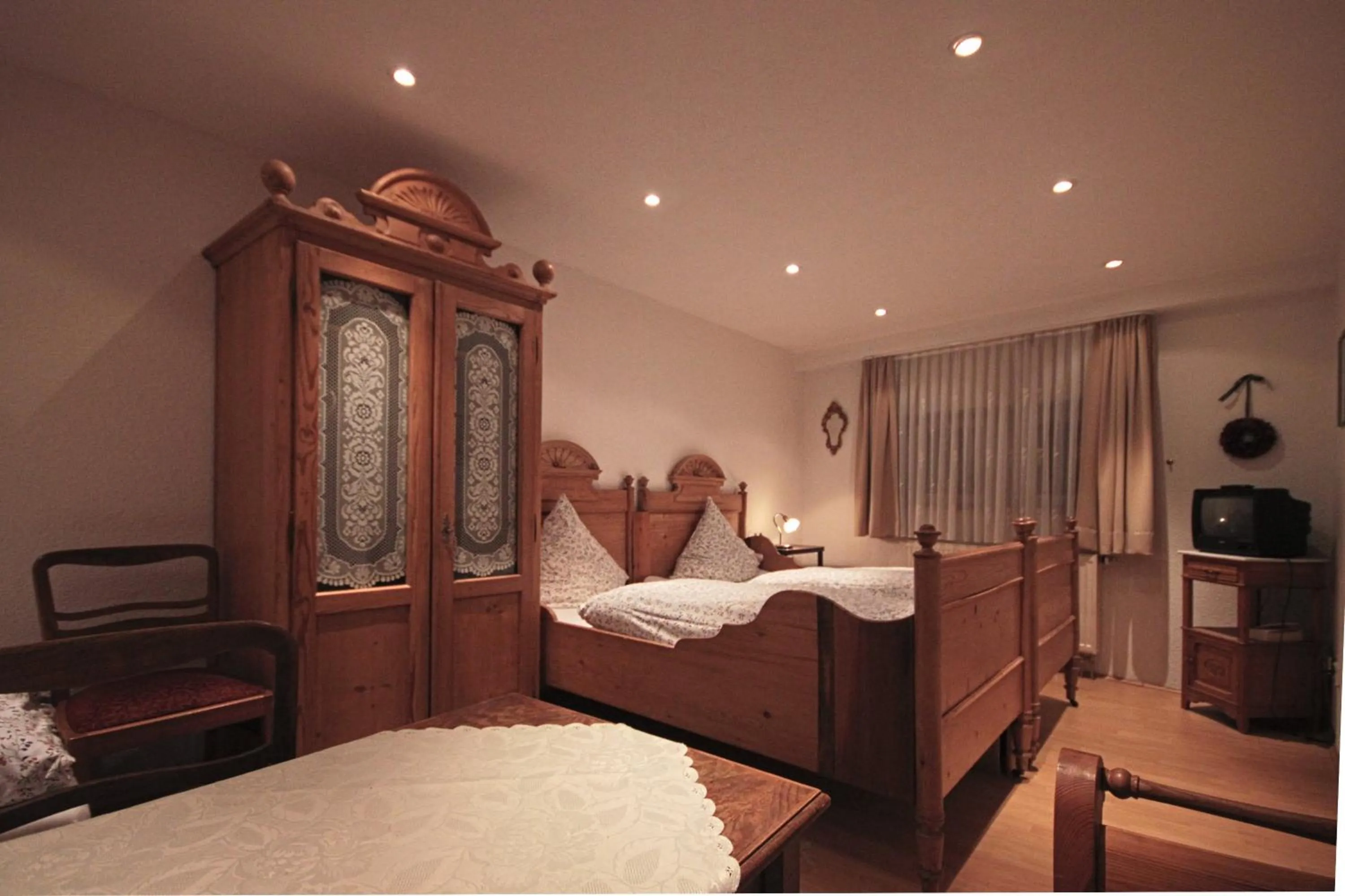 Bedroom, Bed in Hotel zum Schwan Weilerswist