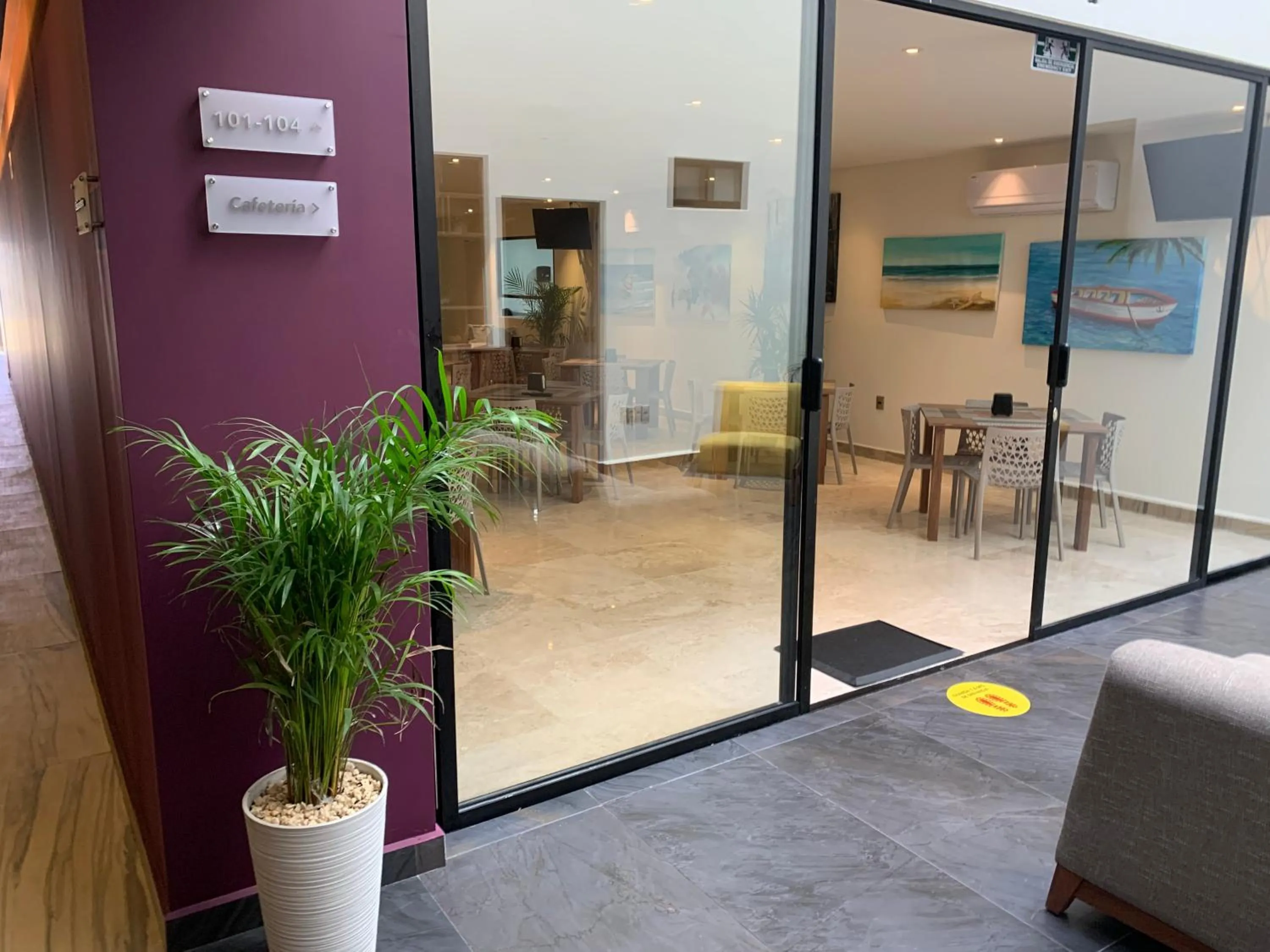 Restaurant/places to eat in Hotel Luma by Kavia