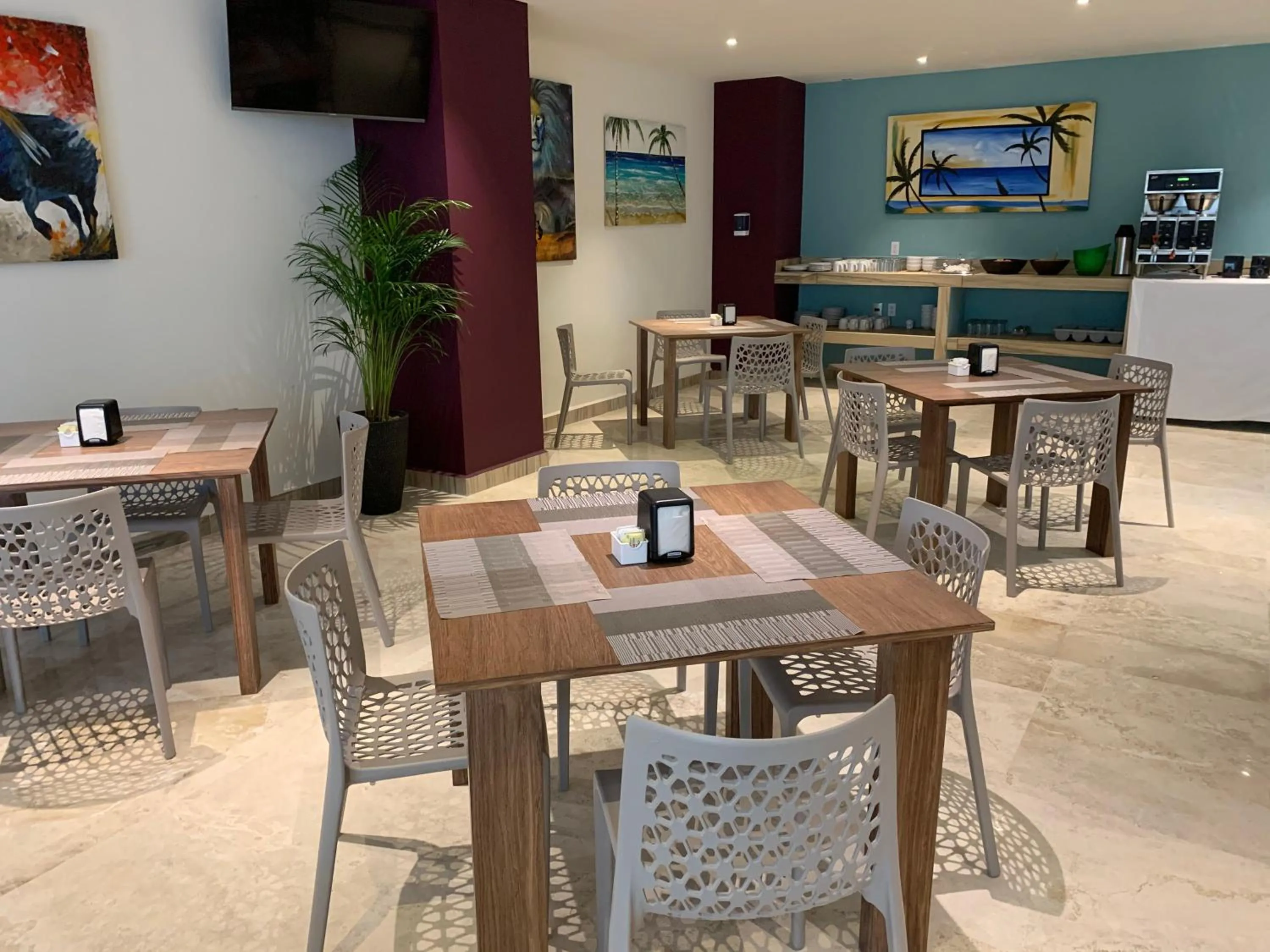 Restaurant/places to eat in Hotel Luma by Kavia