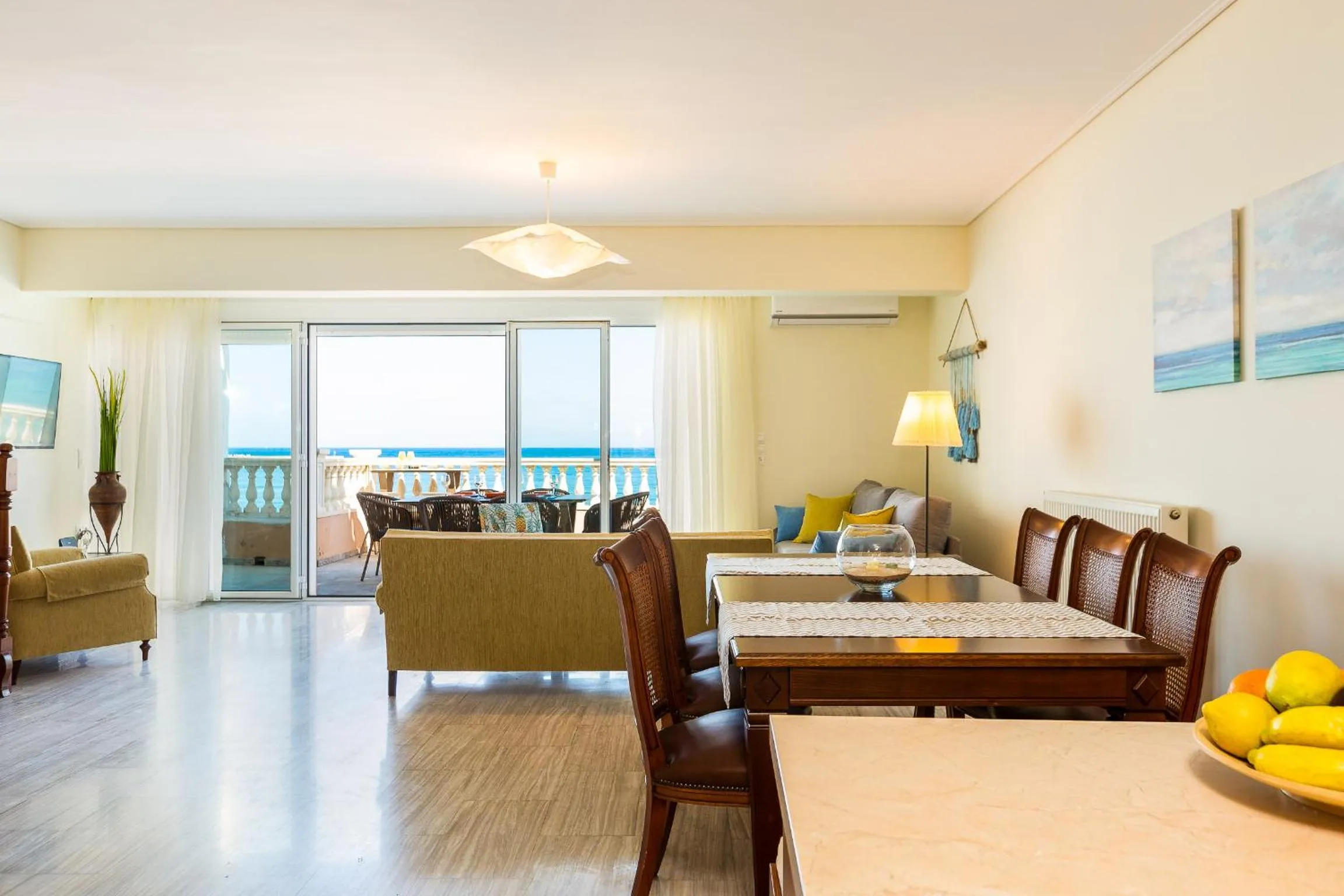 Lounge or bar in Birais Beach Studios