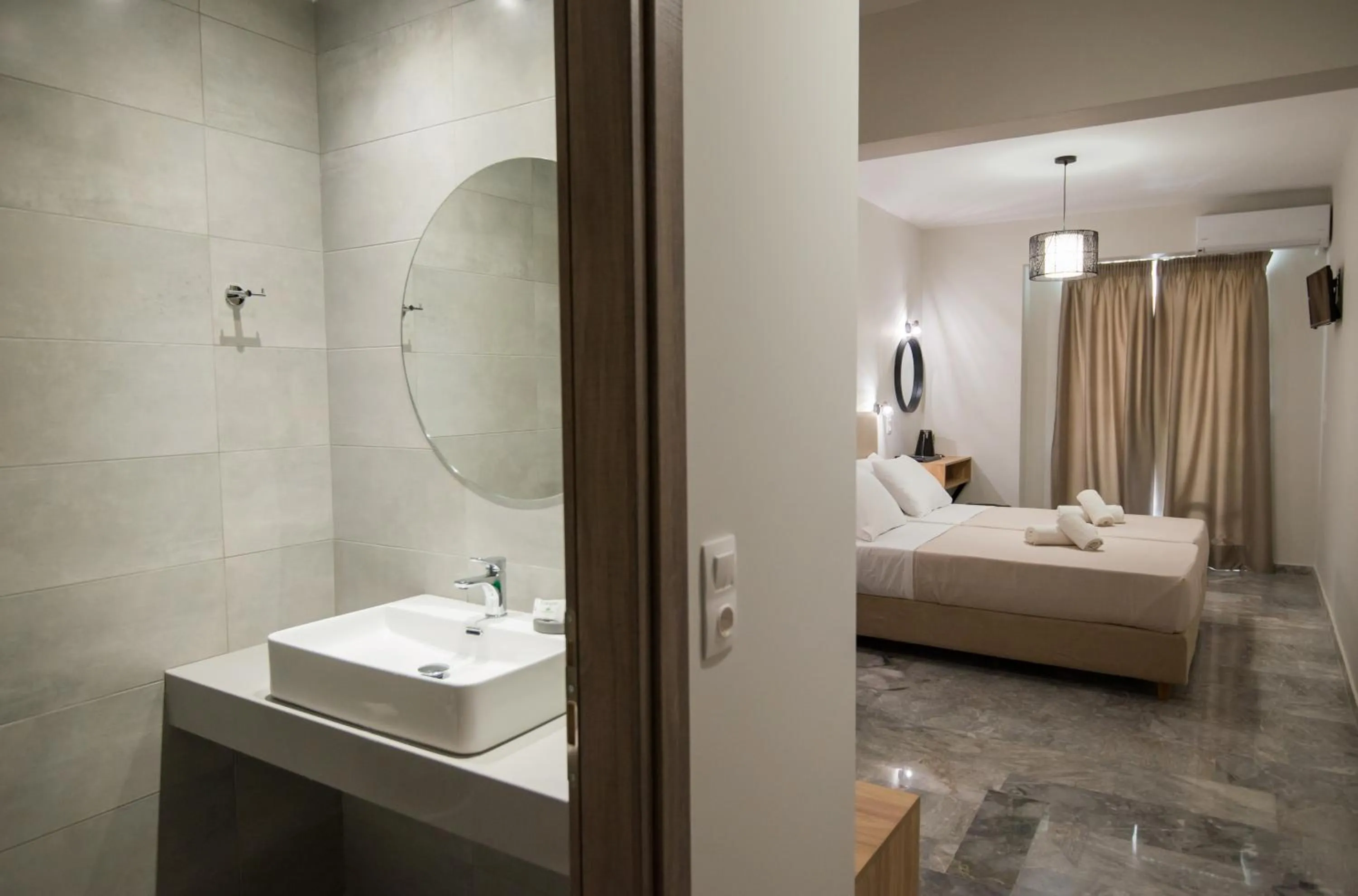 Shower, Bed in Birais Beach Studios