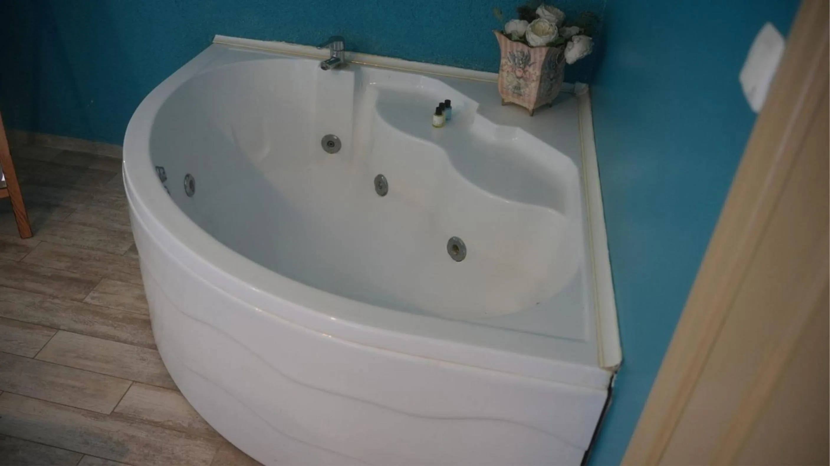 Hot Tub in Treetops Park Hotel