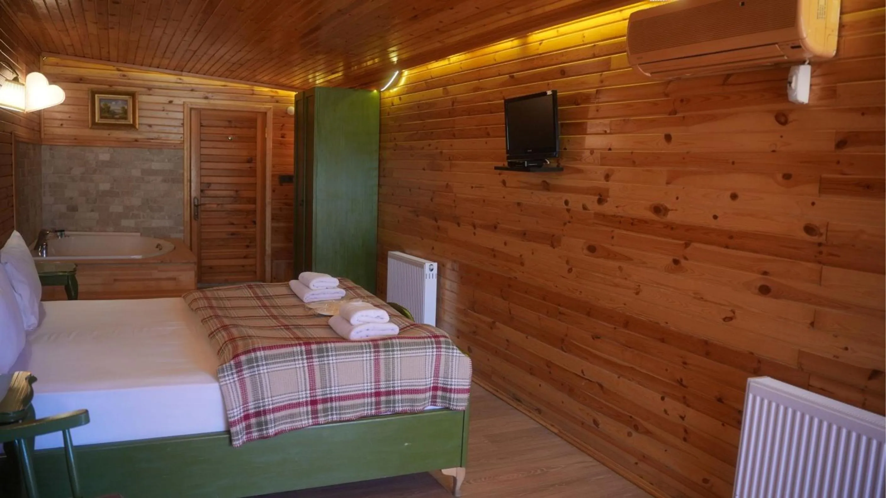 Photo of the whole room, Bed in Treetops Park Hotel