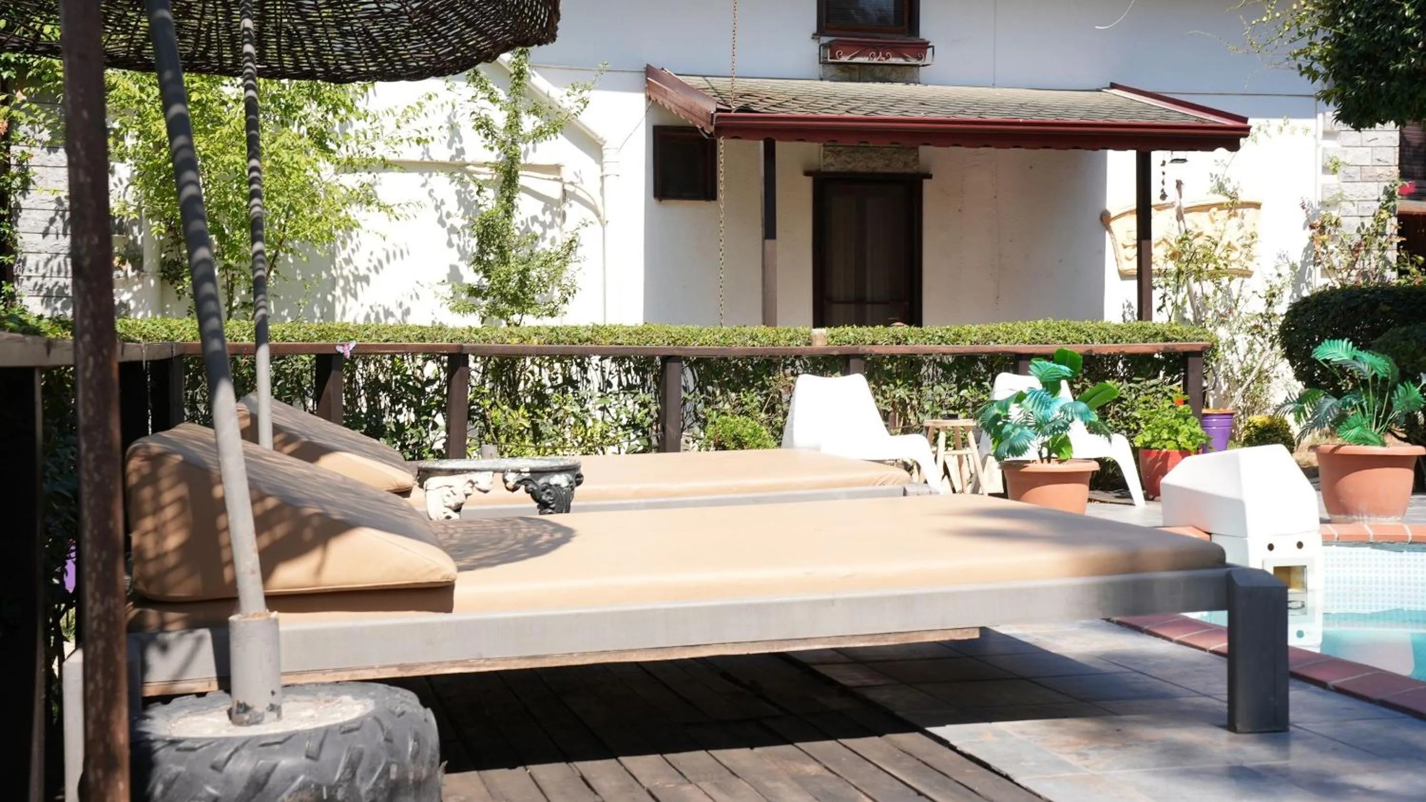 Swimming pool in Treetops Park Hotel