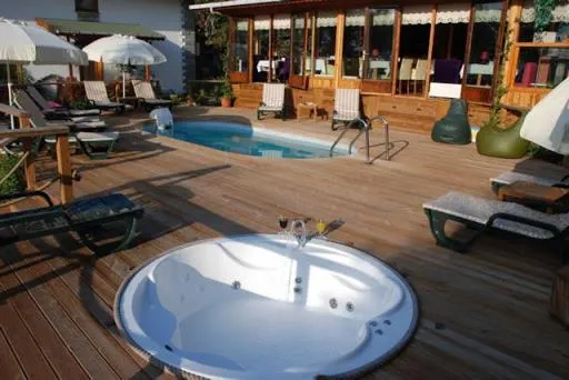 Swimming pool in Treetops Park Hotel