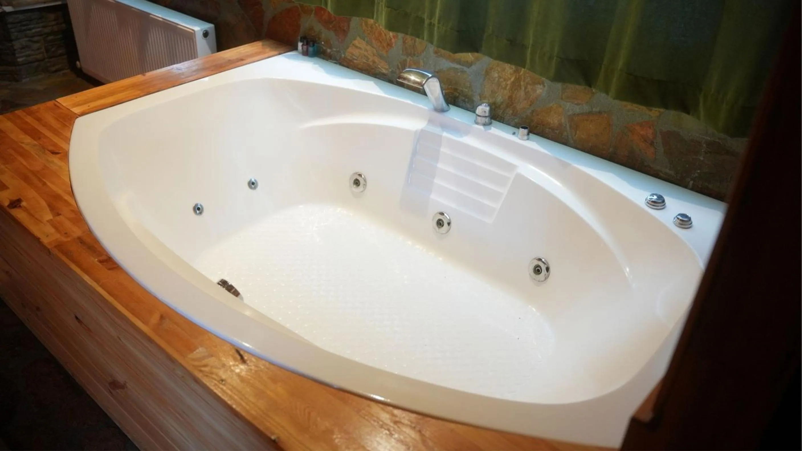 Hot Tub in Treetops Park Hotel