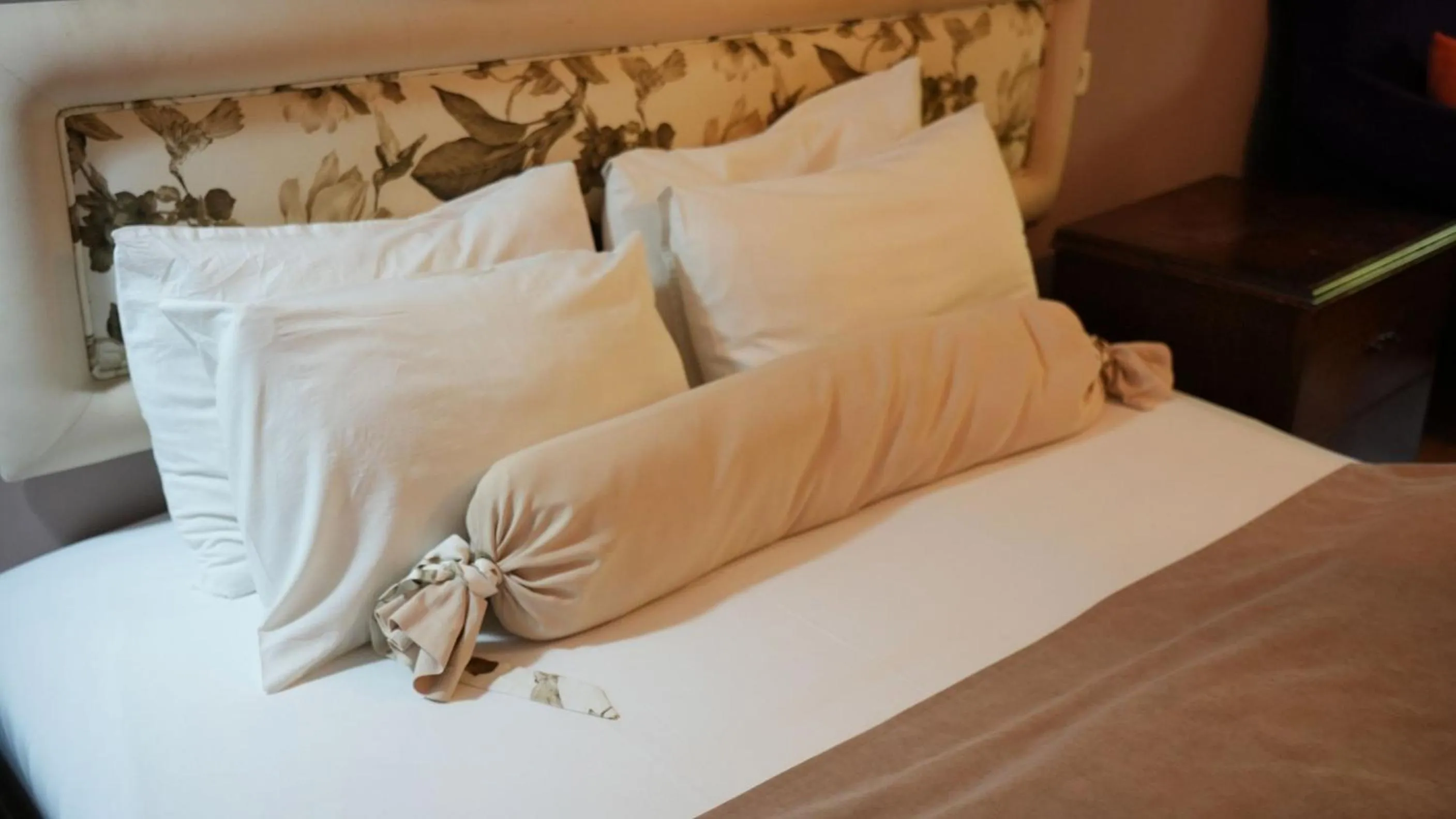 Bed in Treetops Park Hotel