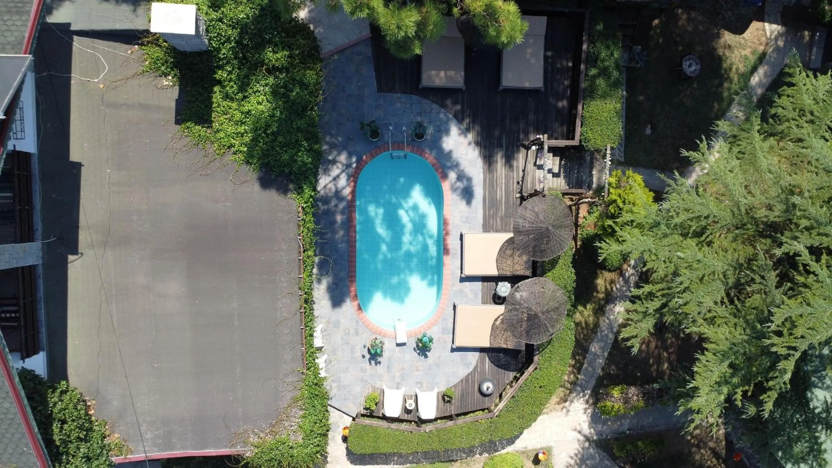 Swimming pool in Treetops Park Hotel