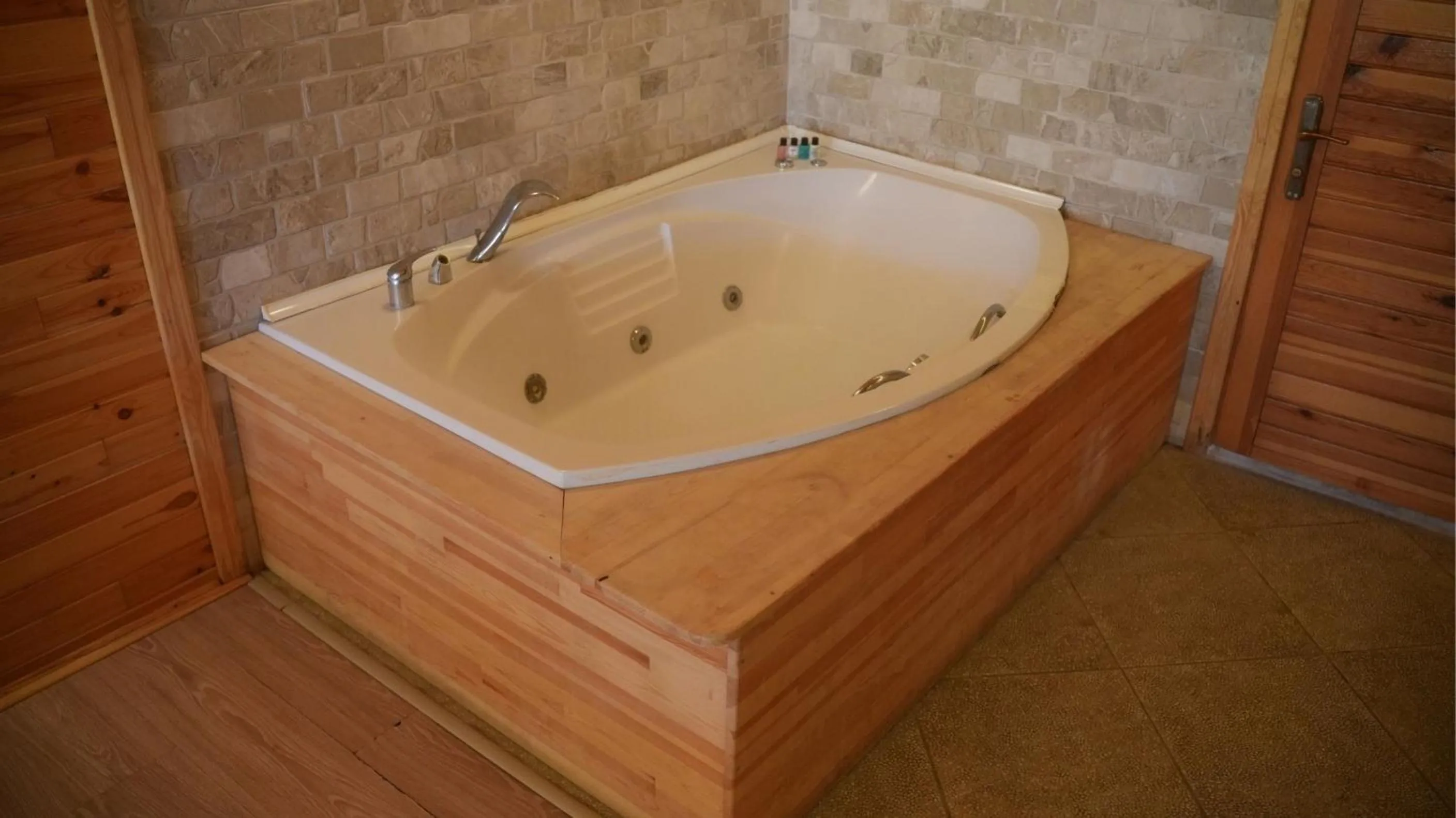 Hot Tub in Treetops Park Hotel