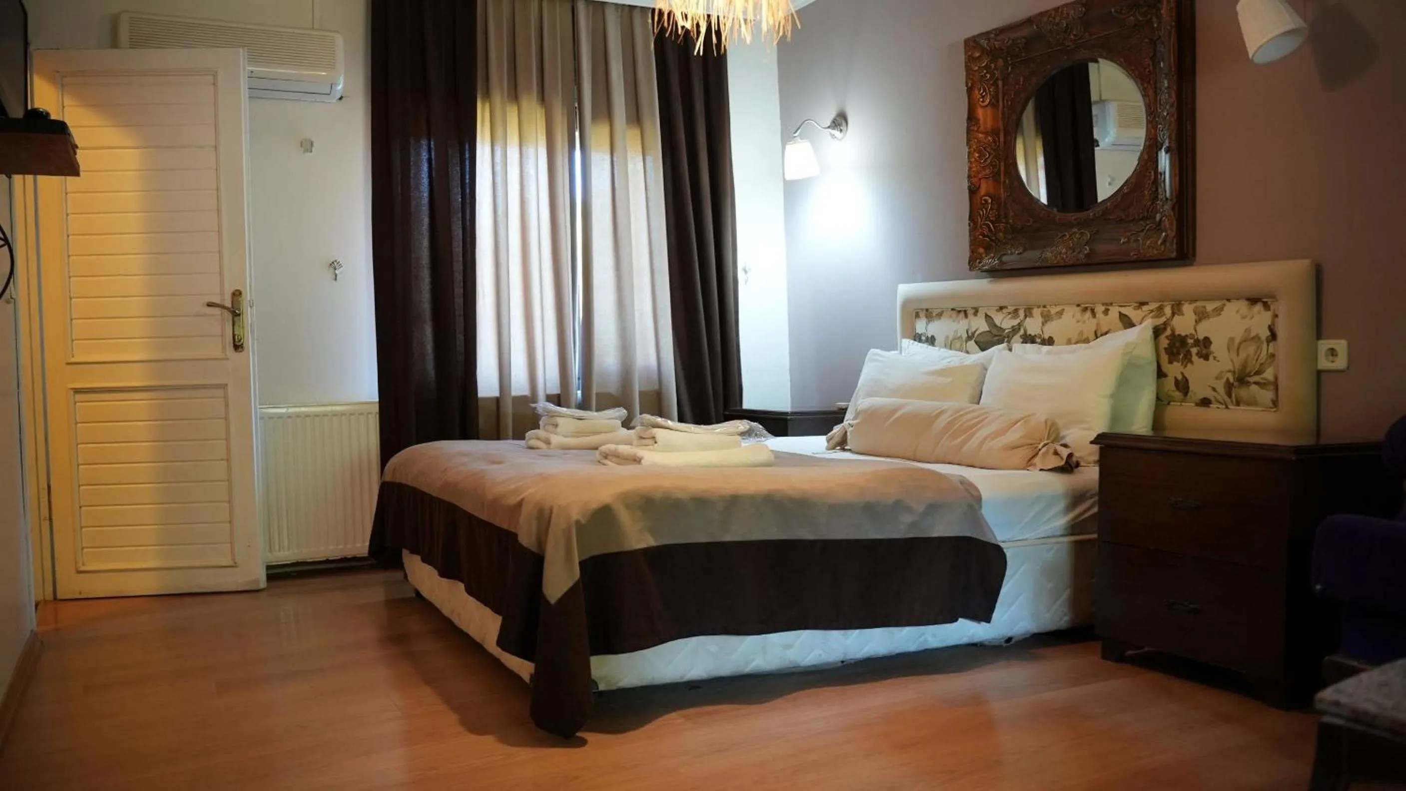 Photo of the whole room, Bed in Treetops Park Hotel