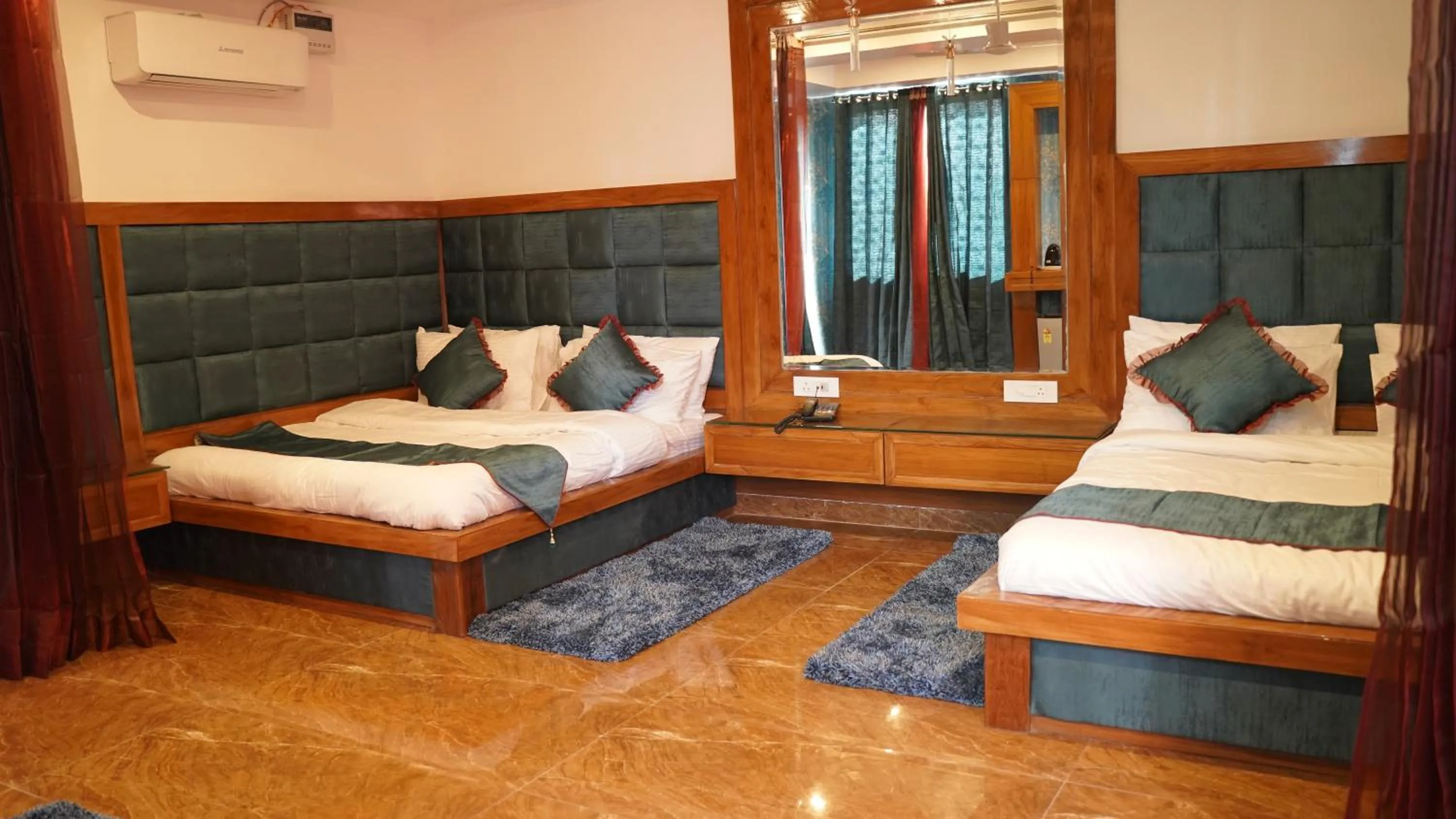 Bed in Hotel Saheb's Castle - Best Mountain View & Jacuzzi Suites, McLeodganj