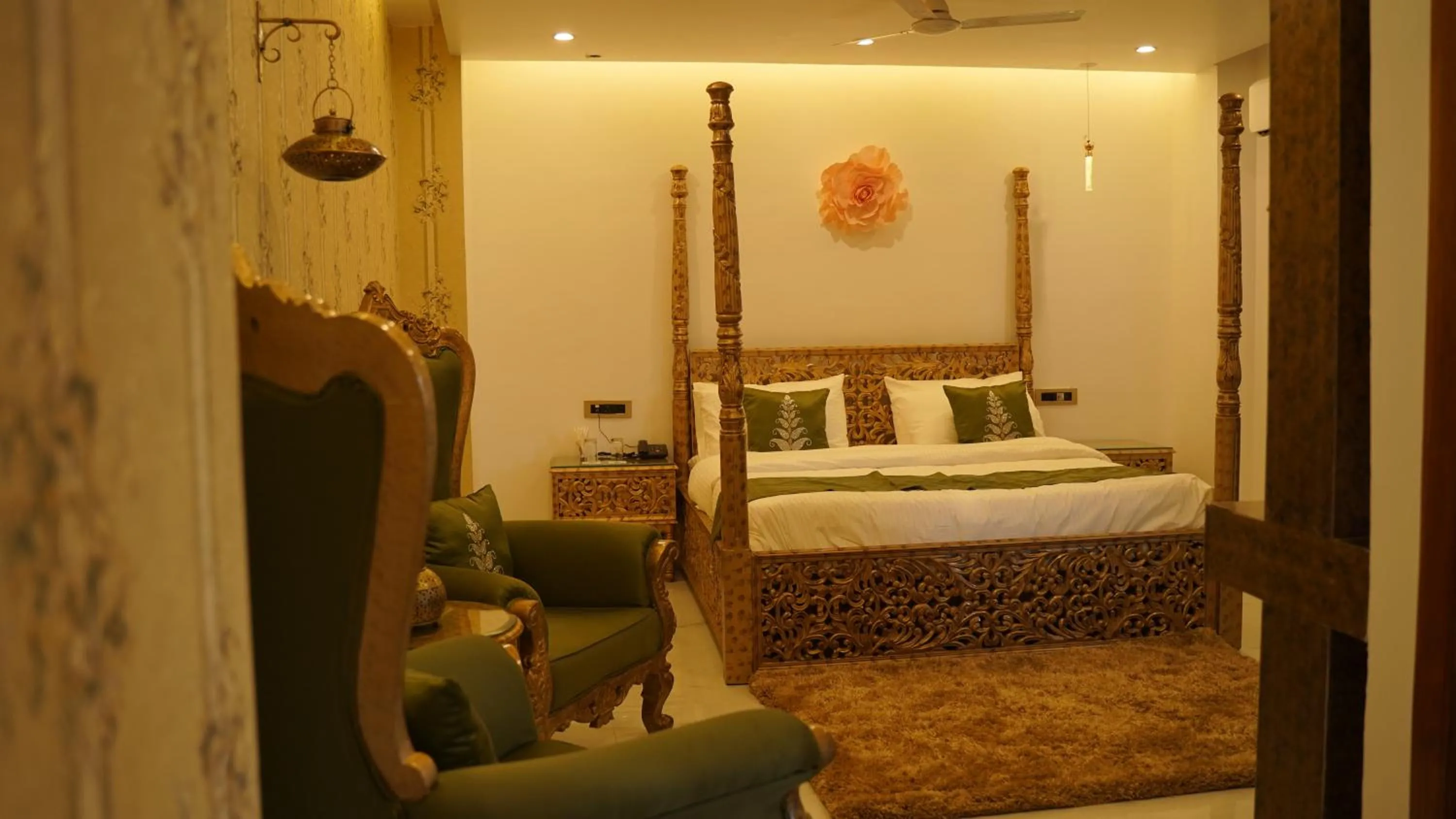 Bed in Hotel Saheb's Castle - Best Mountain View & Jacuzzi Suites, McLeodganj