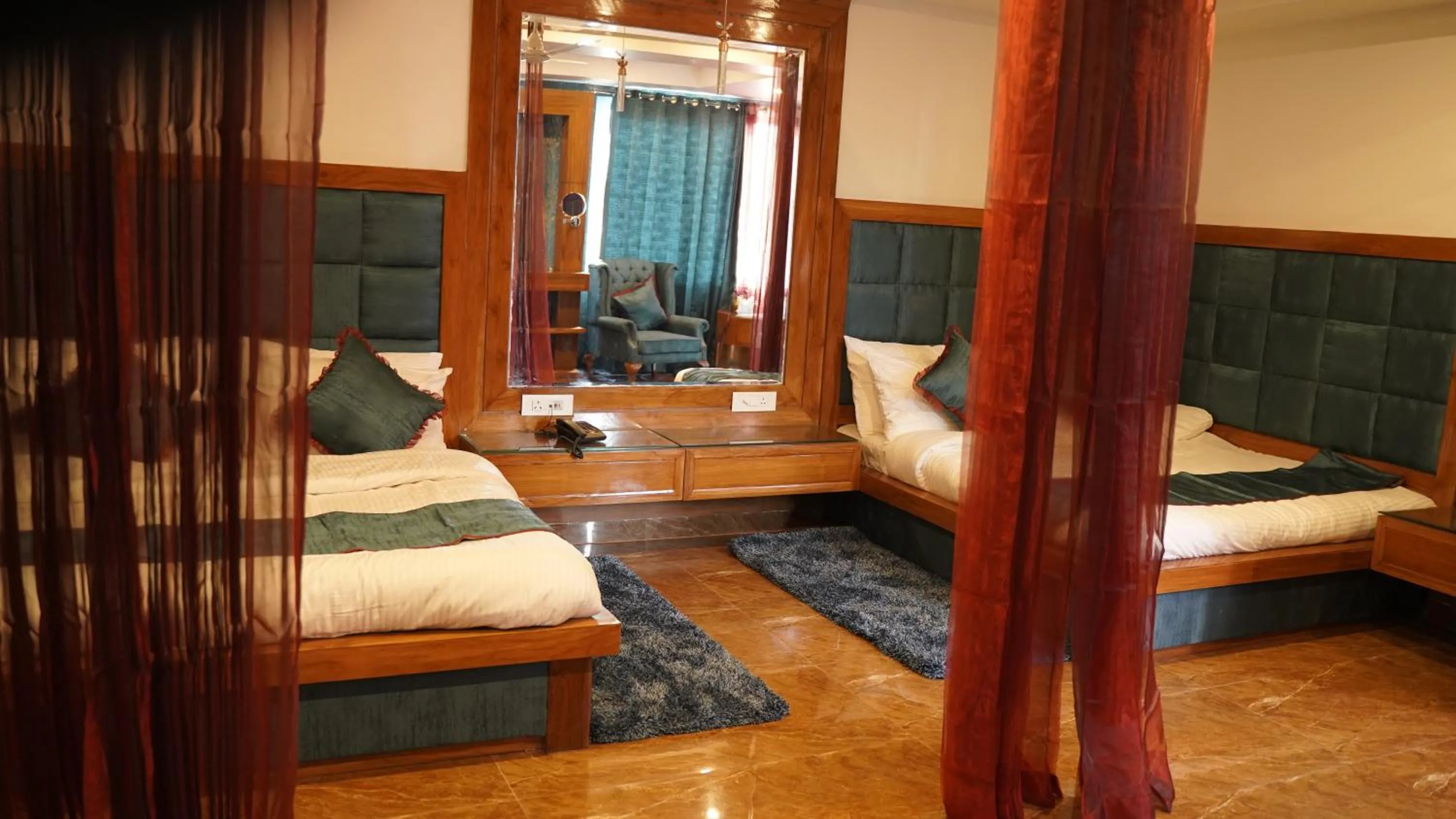 Bed in Hotel Saheb's Castle - Best Mountain View & Jacuzzi Suites, McLeodganj