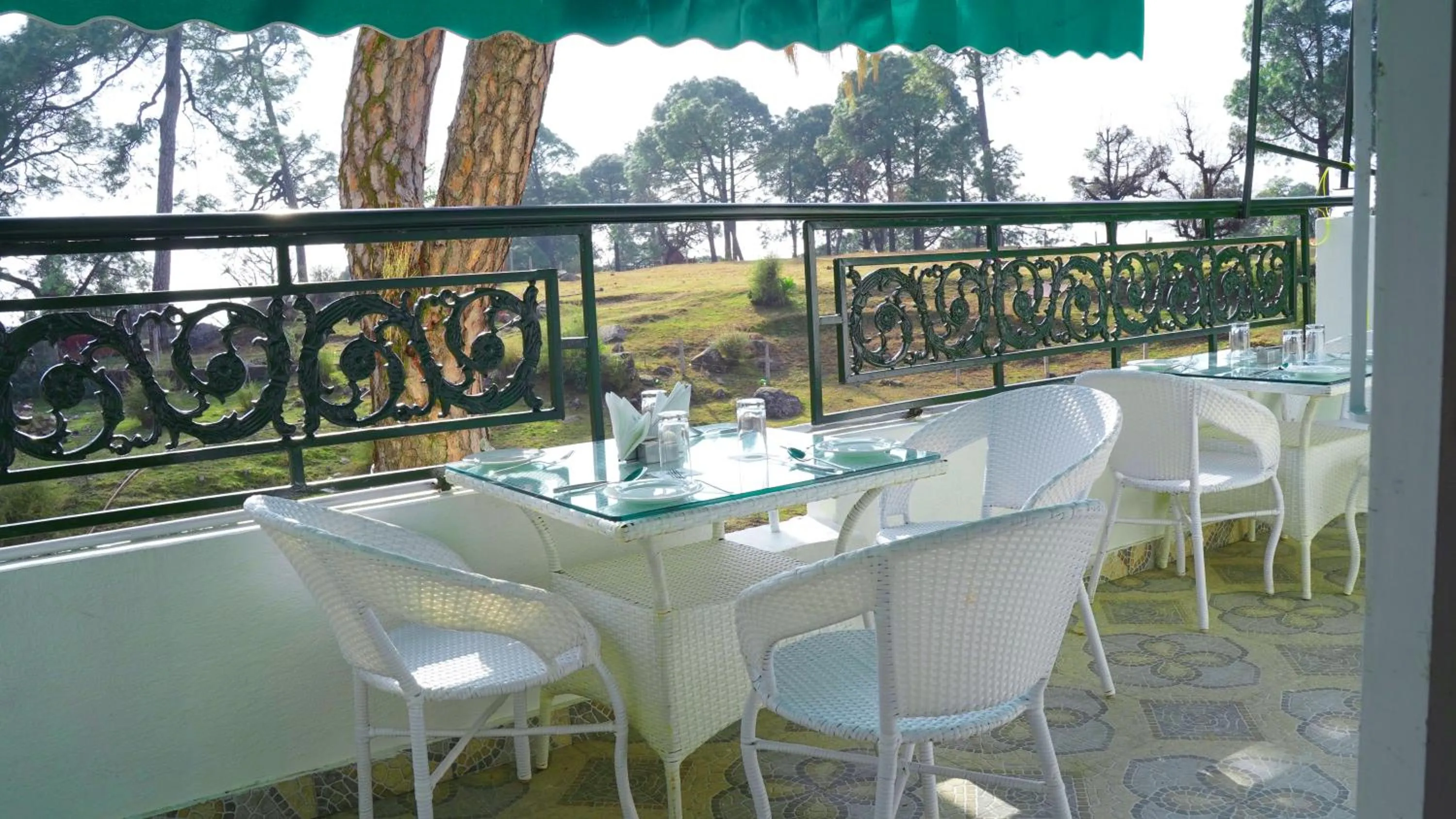 Restaurant/places to eat in Hotel Saheb's Castle - Best Mountain View & Jacuzzi Suites, McLeodganj
