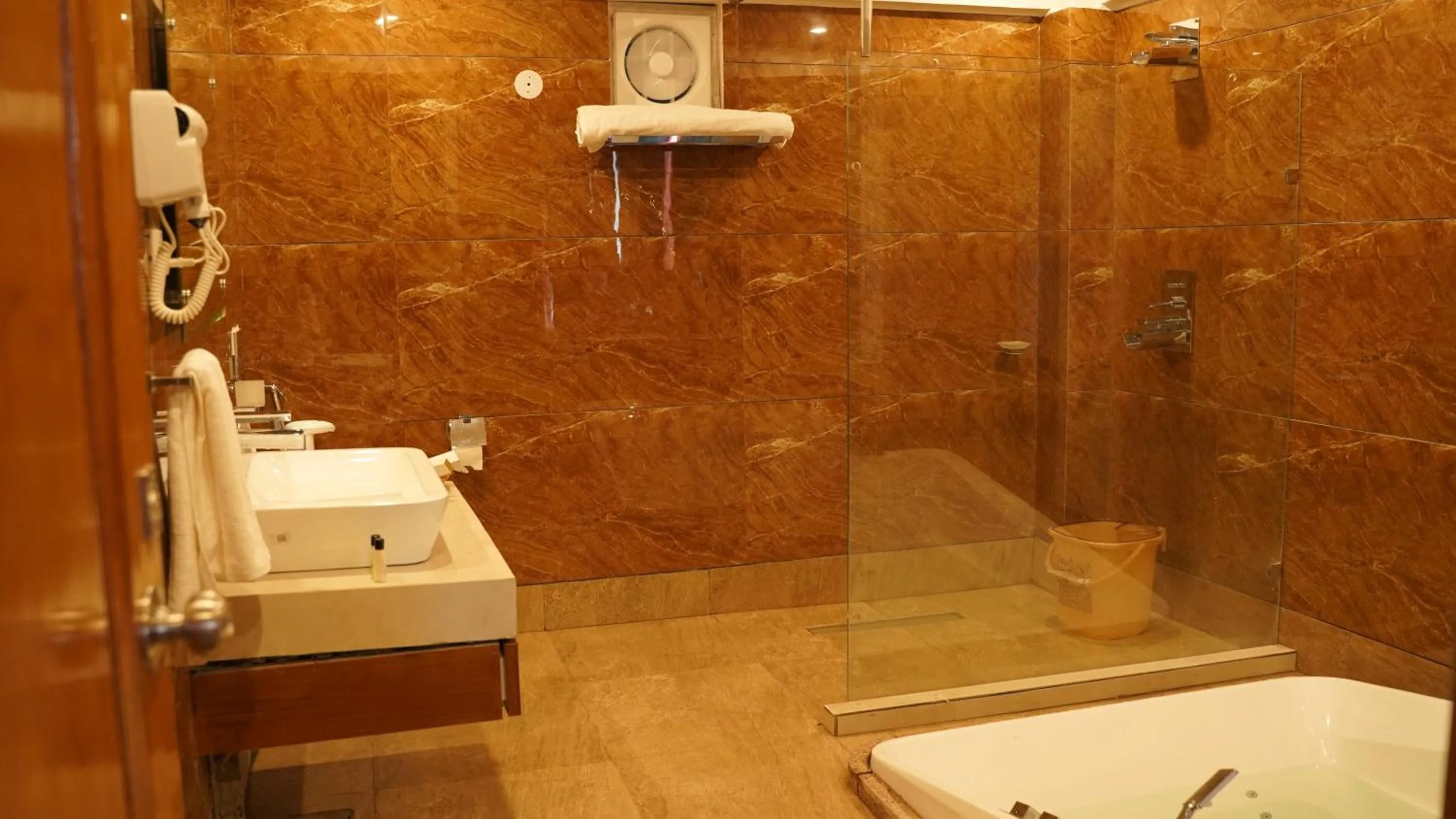 Bathroom in Hotel Saheb's Castle - Best Mountain View & Jacuzzi Suites, McLeodganj