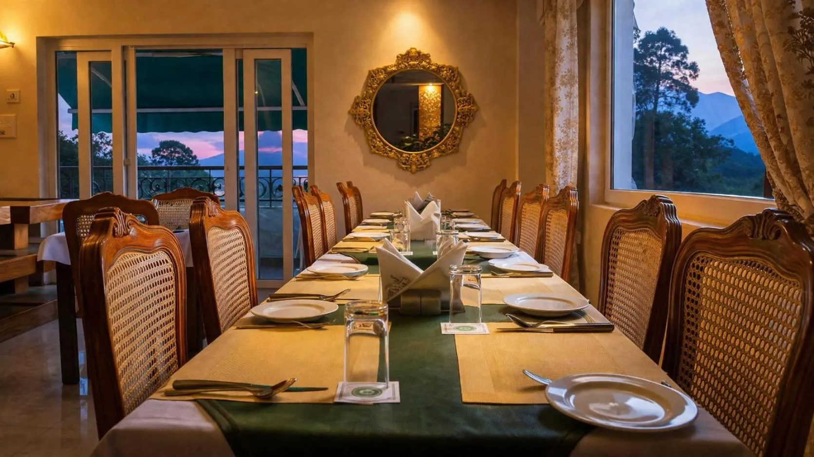 Restaurant/places to eat in Hotel Saheb's Castle - Best Mountain View & Jacuzzi Suites, McLeodganj