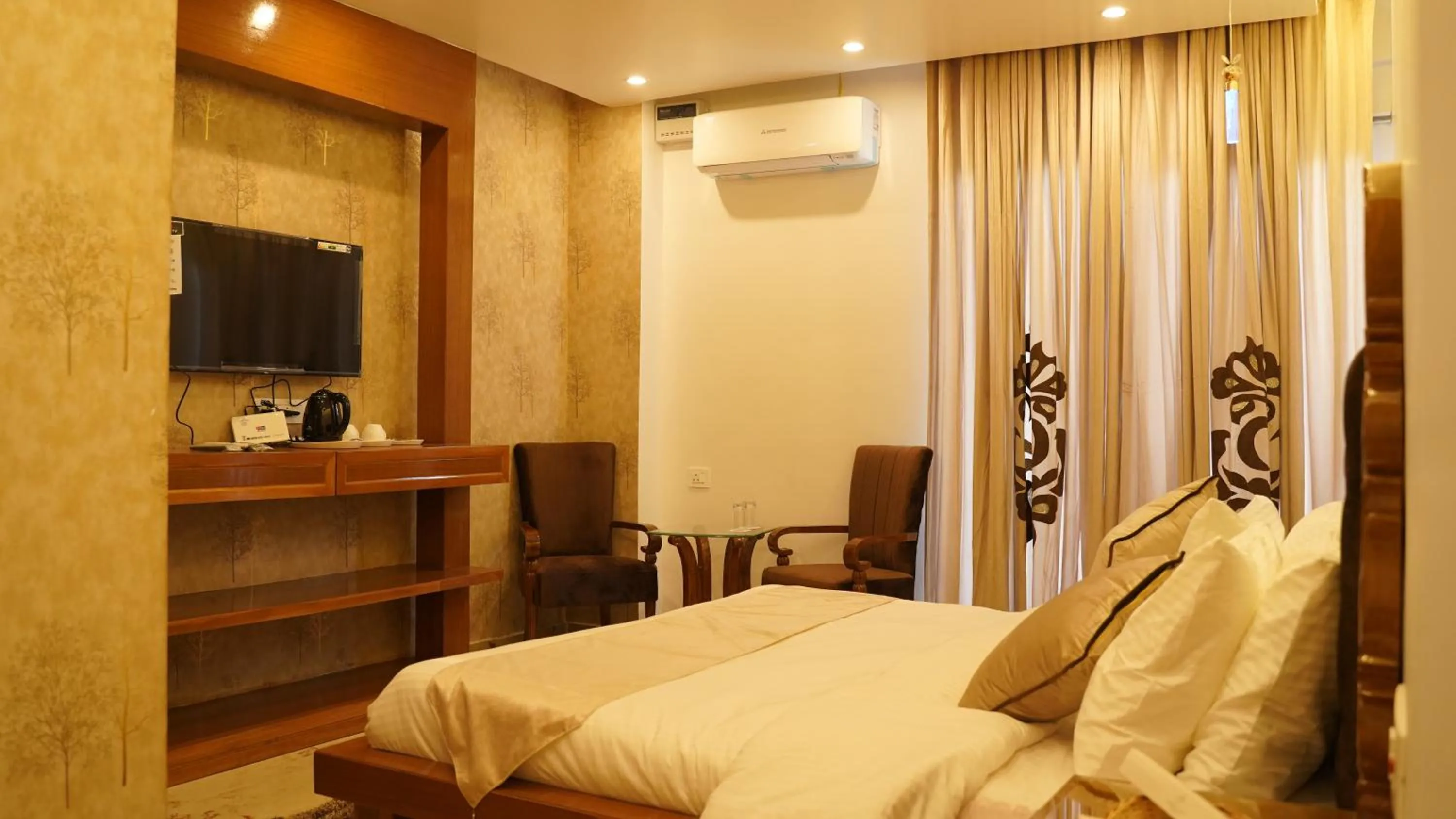 Photo of the whole room, Bed in Hotel Saheb's Castle - Best Mountain View & Jacuzzi Suites, McLeodganj