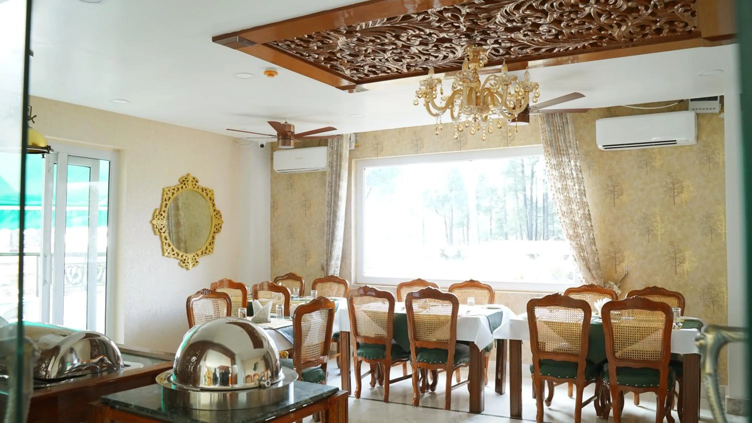 Restaurant/places to eat in Hotel Saheb's Castle - Best Mountain View & Jacuzzi Suites, McLeodganj