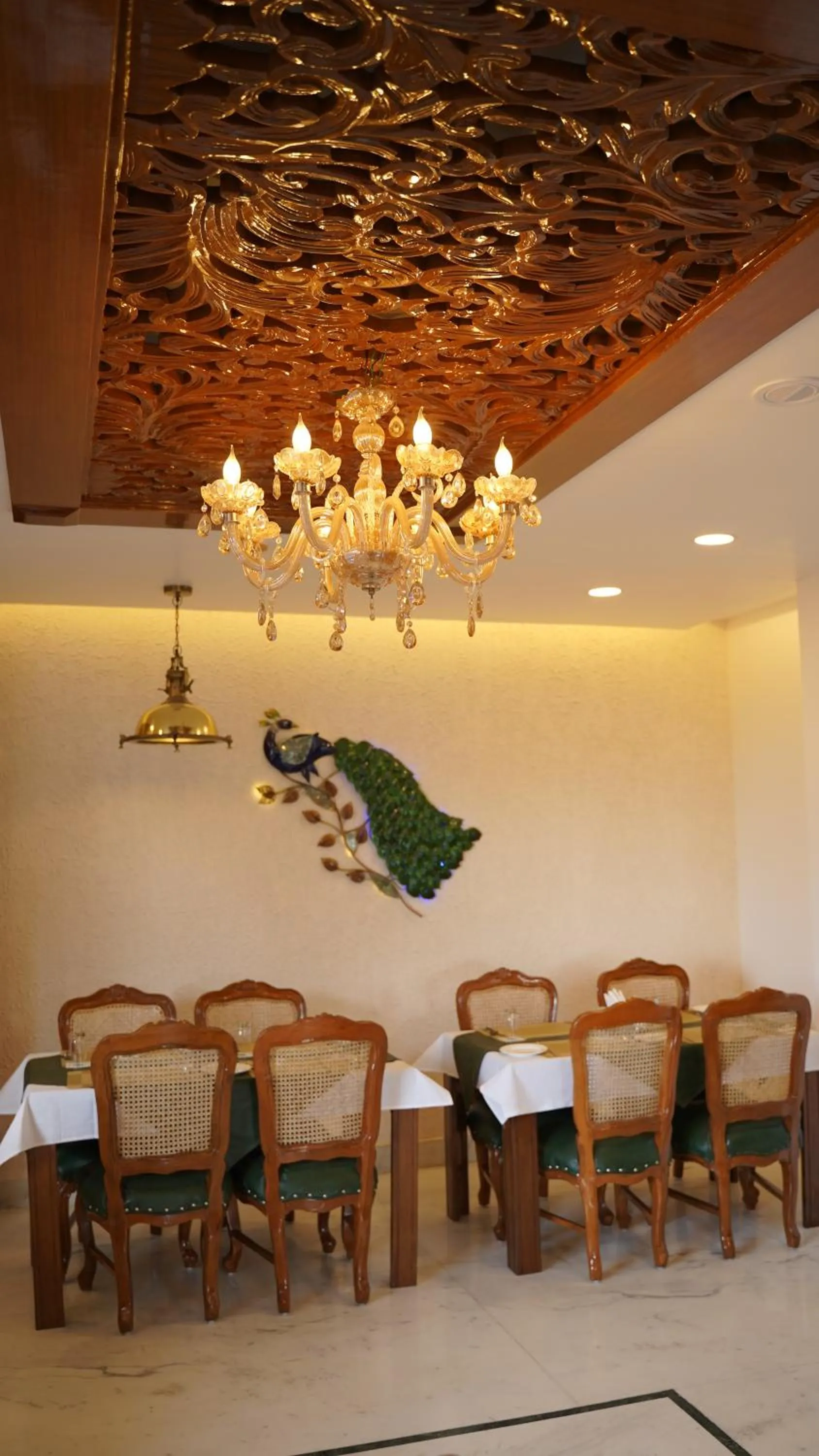 Restaurant/places to eat in Hotel Saheb's Castle - Best Mountain View & Jacuzzi Suites, McLeodganj