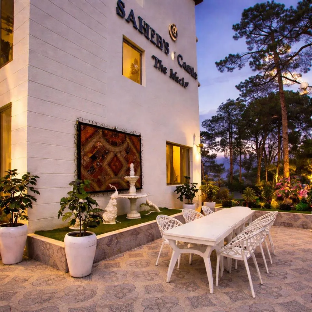 Restaurant/places to eat in Hotel Saheb's Castle - Best Mountain View & Jacuzzi Suites, McLeodganj