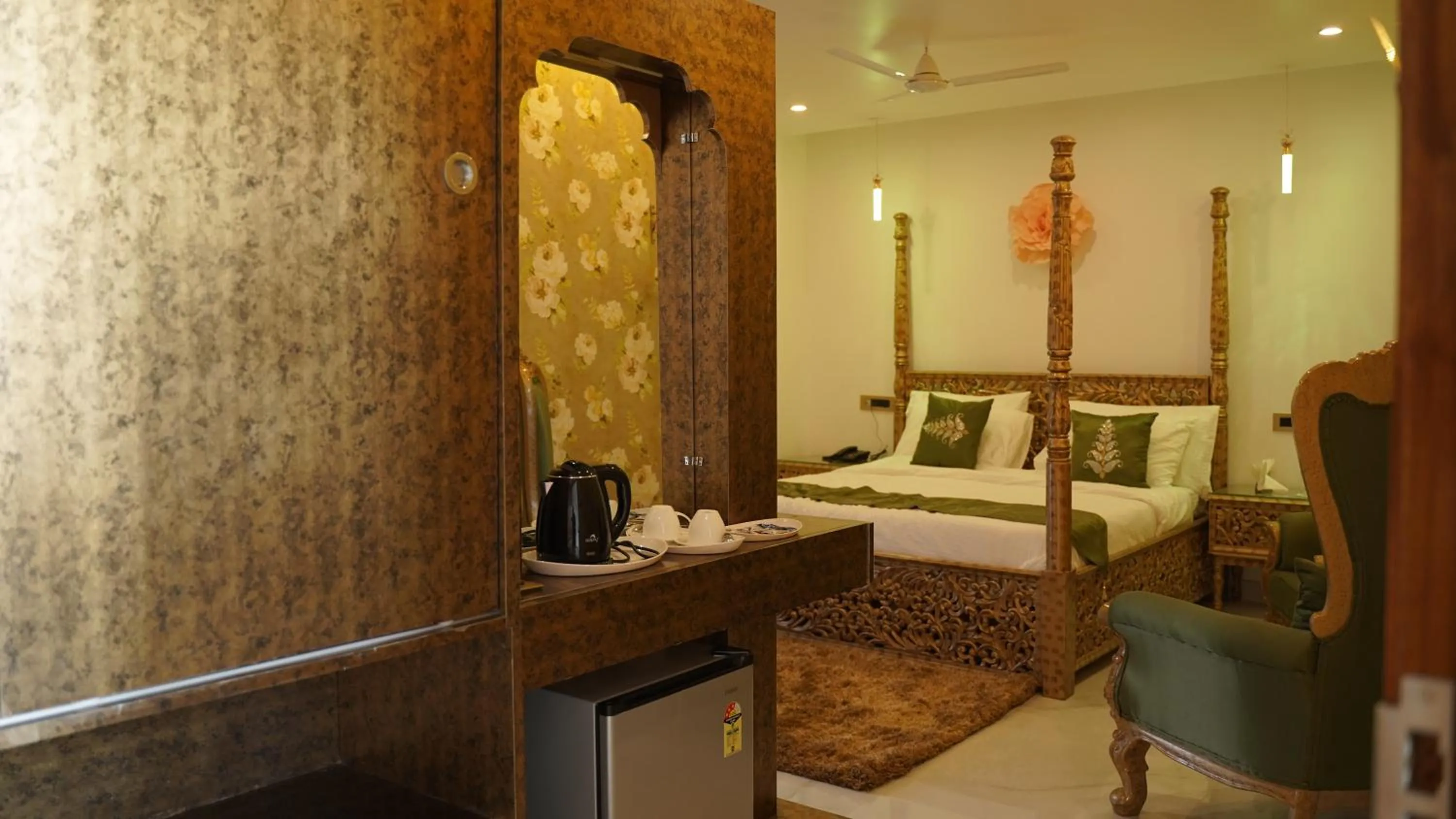 Bed in Hotel Saheb's Castle - Best Mountain View & Jacuzzi Suites, McLeodganj