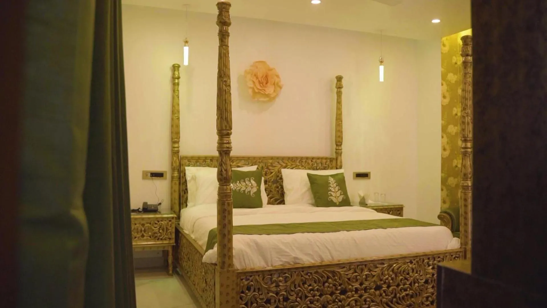 Bed in Hotel Saheb's Castle - Best Mountain View & Jacuzzi Suites, McLeodganj
