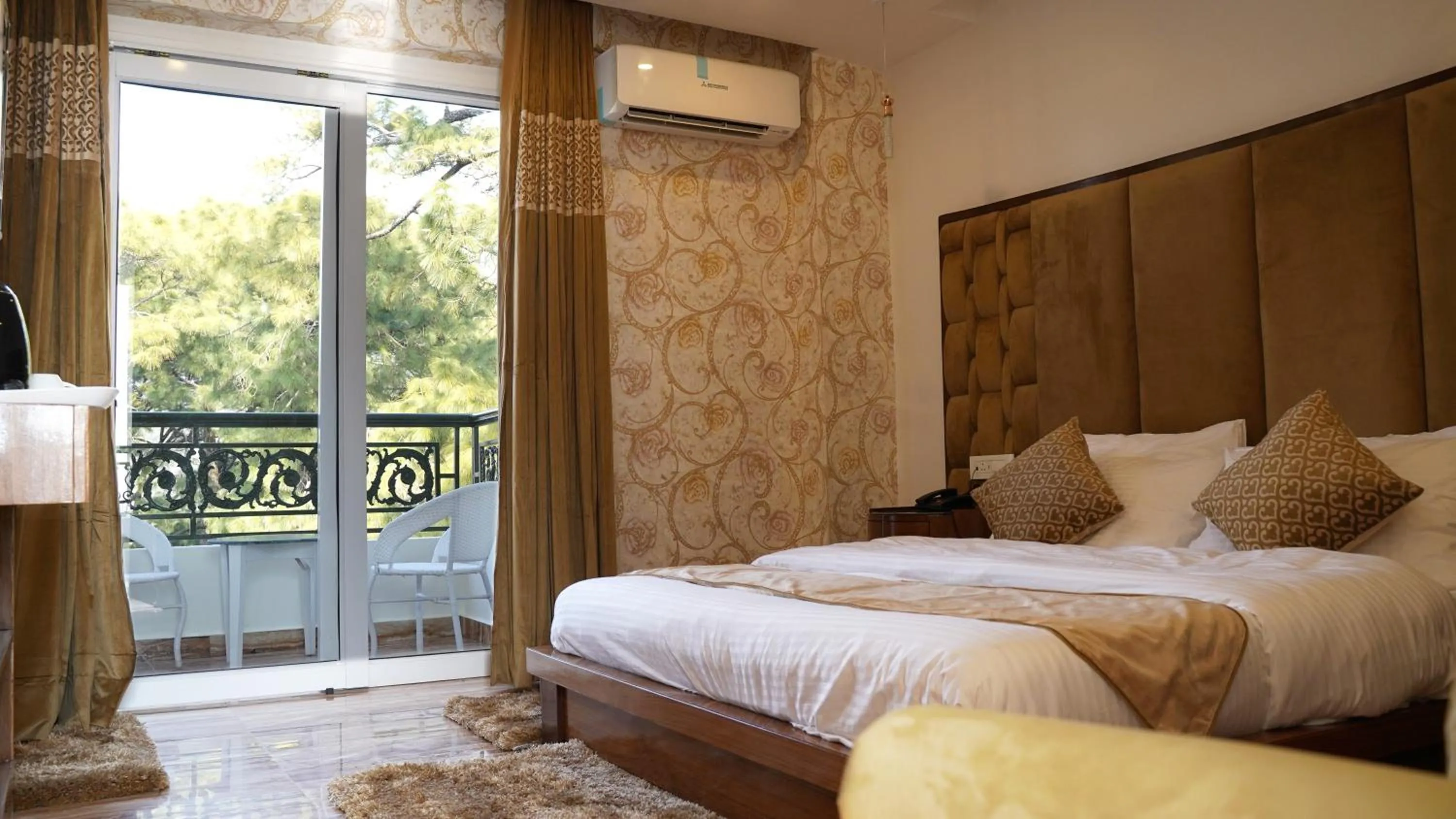 Bed in Hotel Saheb's Castle - Best Mountain View & Jacuzzi Suites, McLeodganj