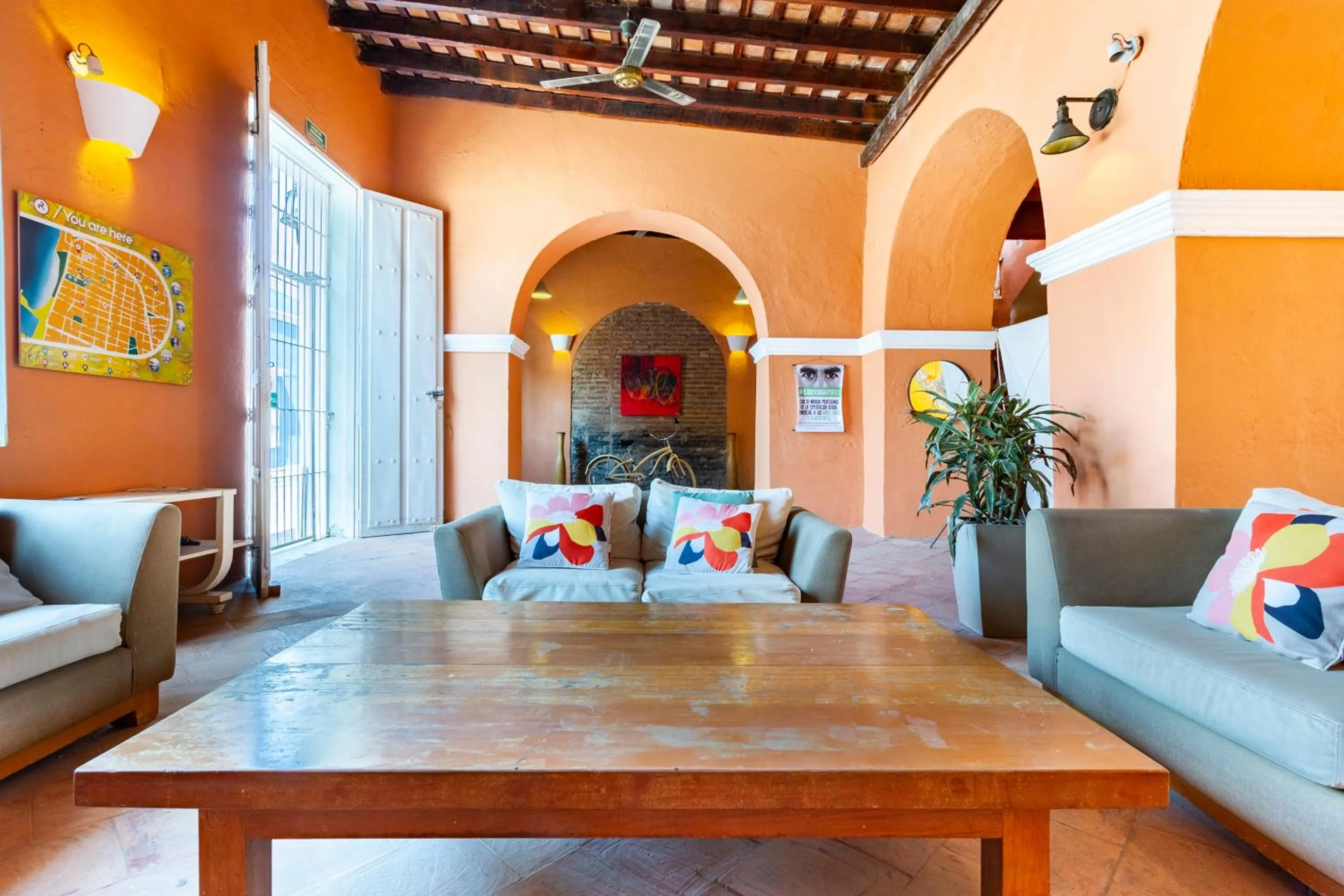 Communal lounge/ TV room in Gagaka Rua hostel