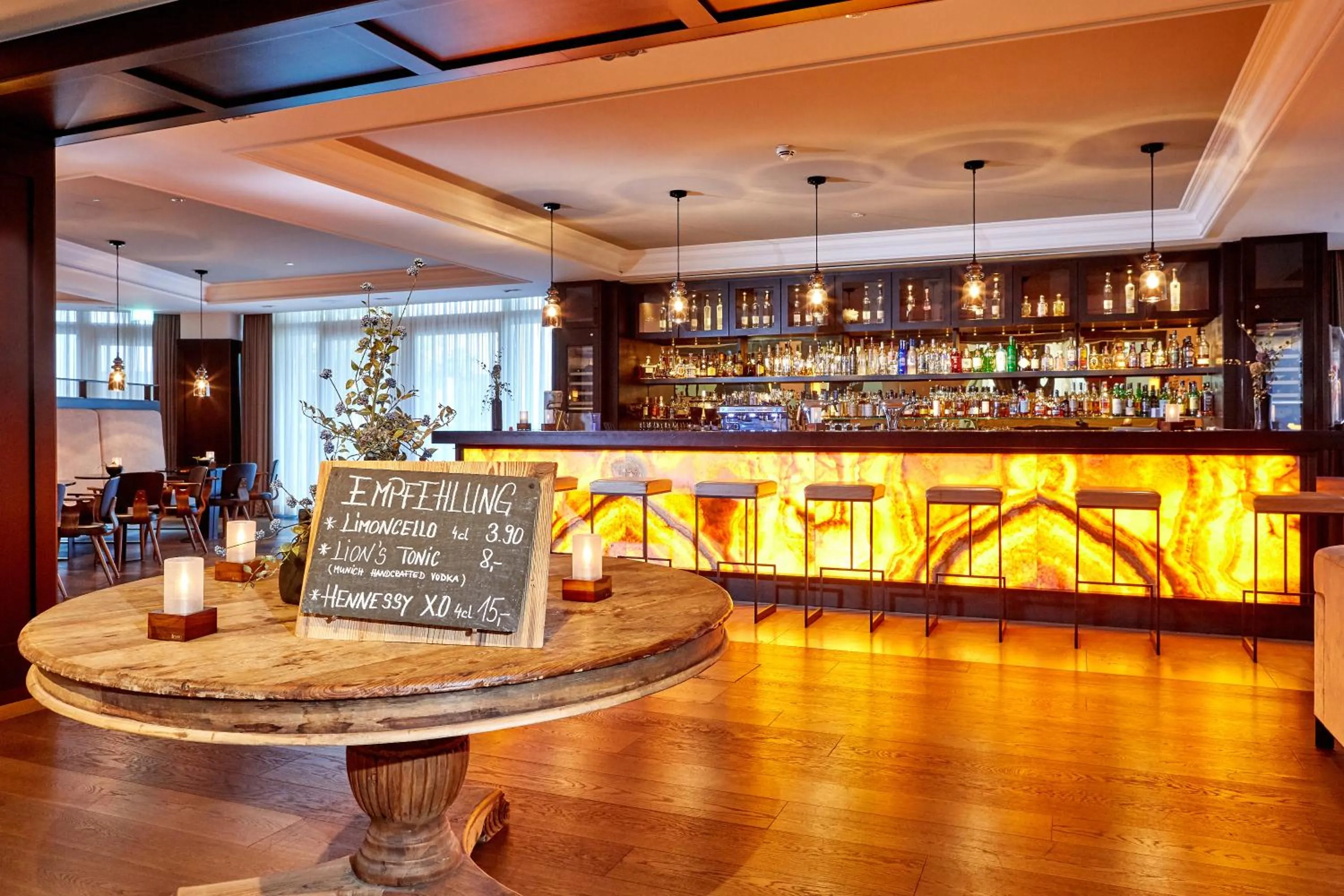 Lounge or bar in Hotel am Badersee