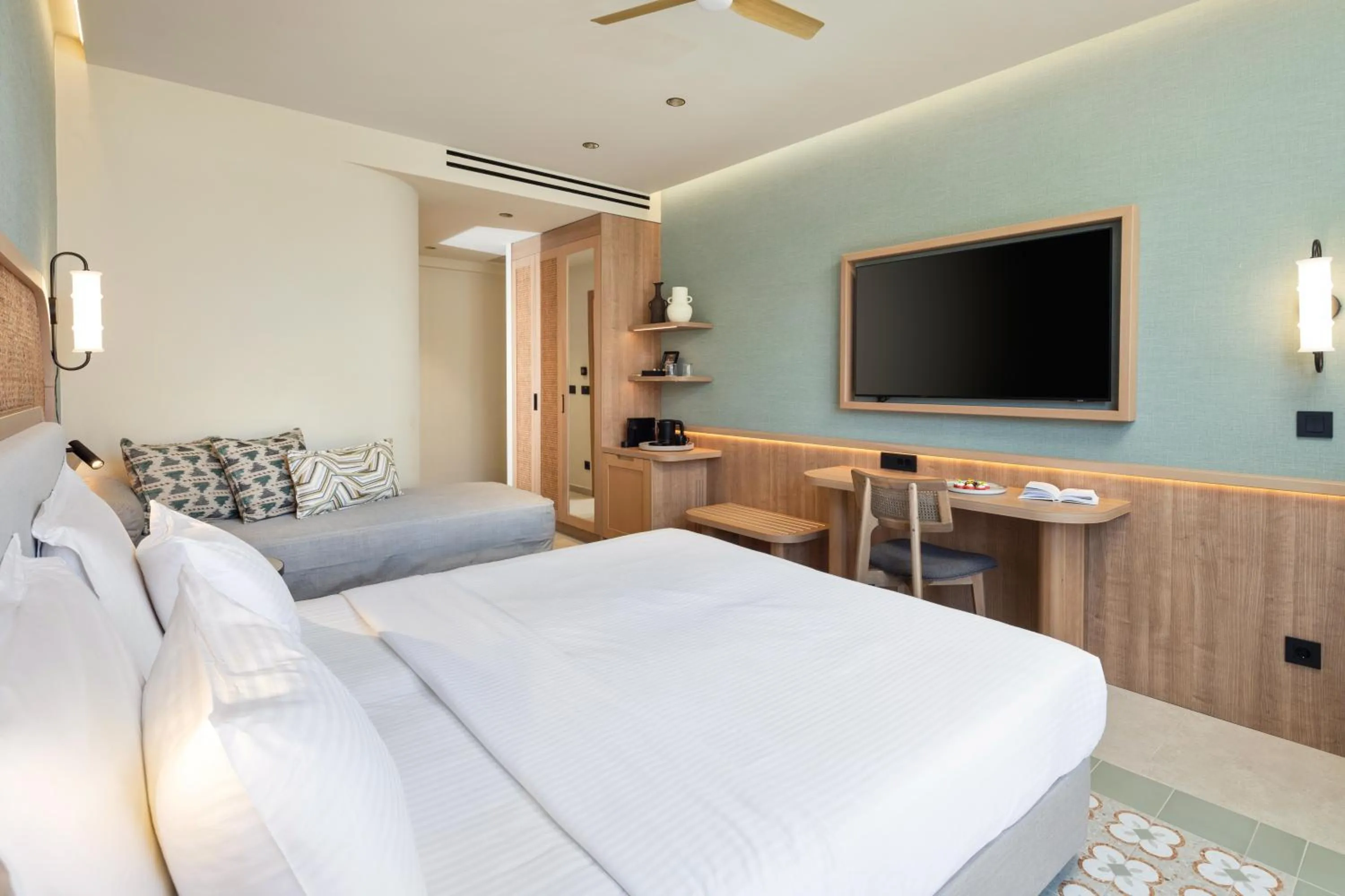 Photo of the whole room, Bed in SENTIDO Apollo Palace