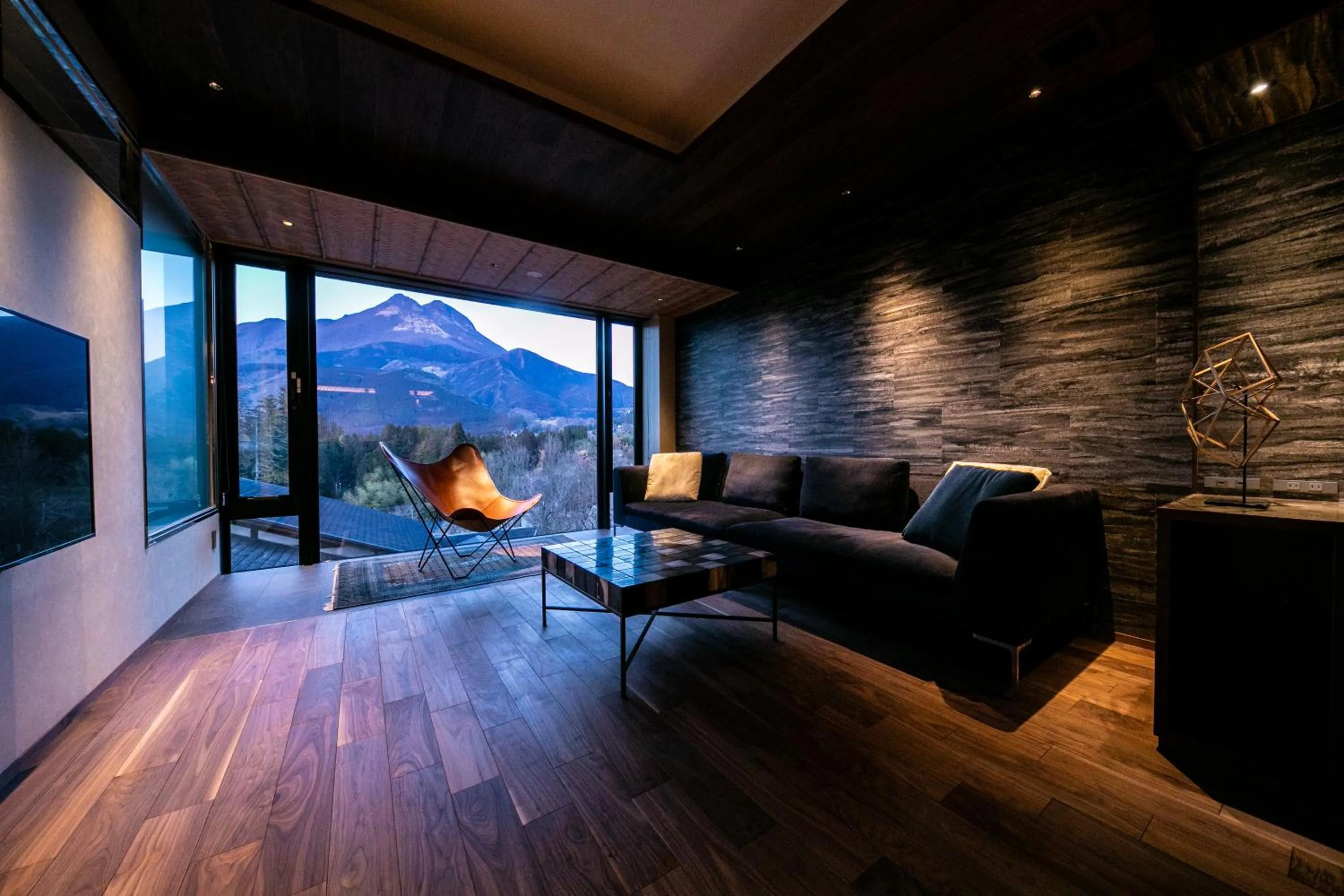 Living room in Saigakukan