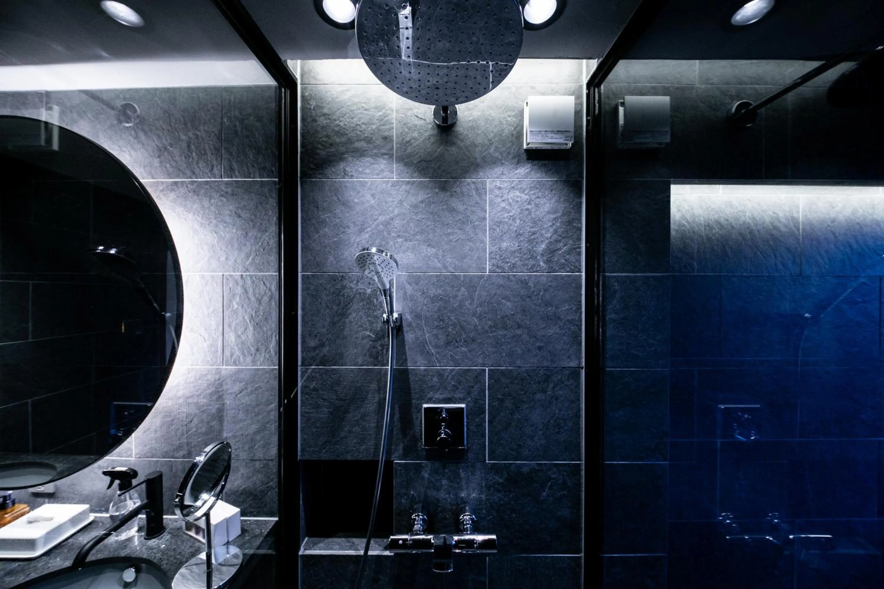 Shower in Saigakukan