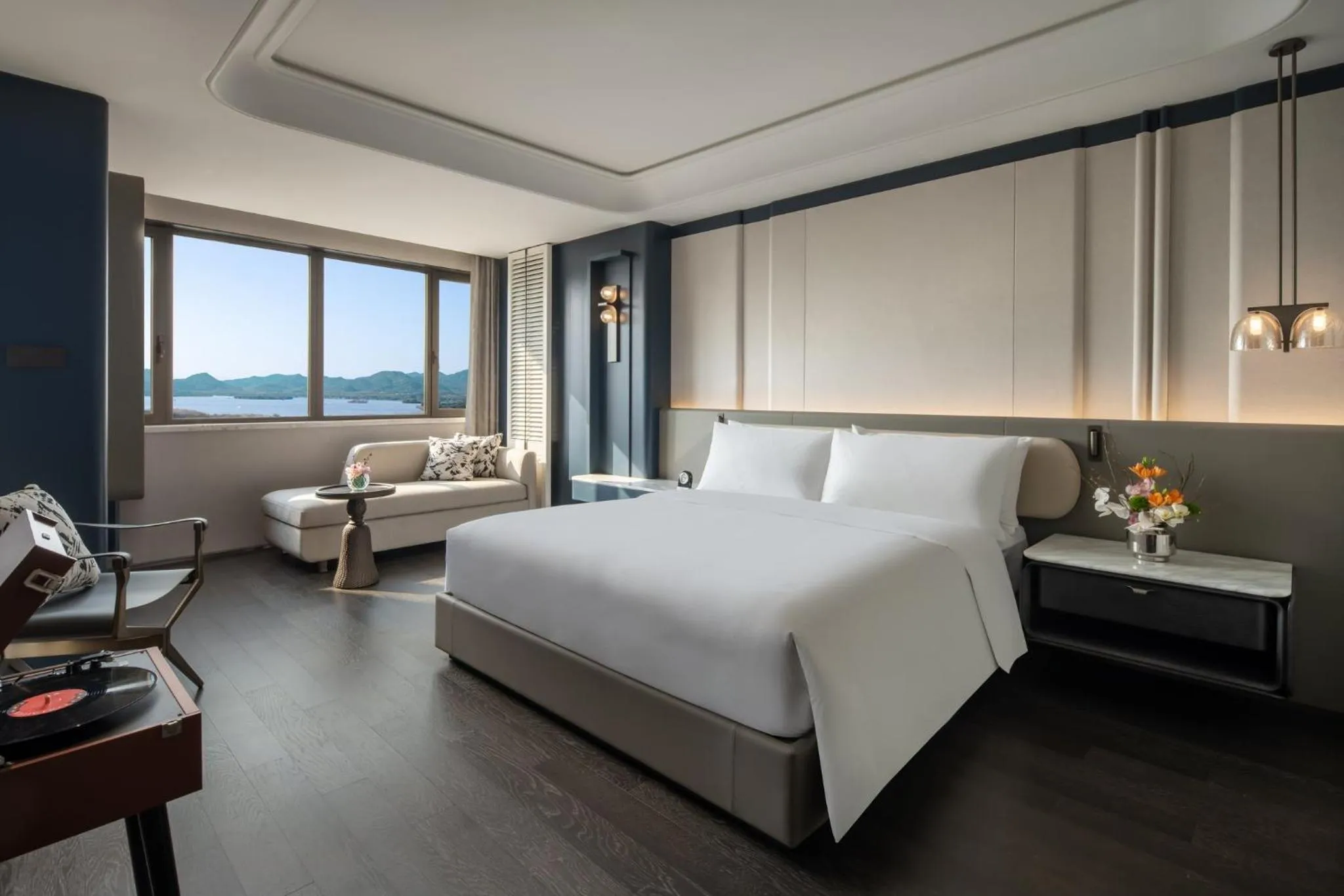 Photo of the whole room, Bed in Hangzhou Wulin GDA Hotel, Vignette Collection - Nearby the iconic Wulin Square, with only a few minutes' walk to the West Lake