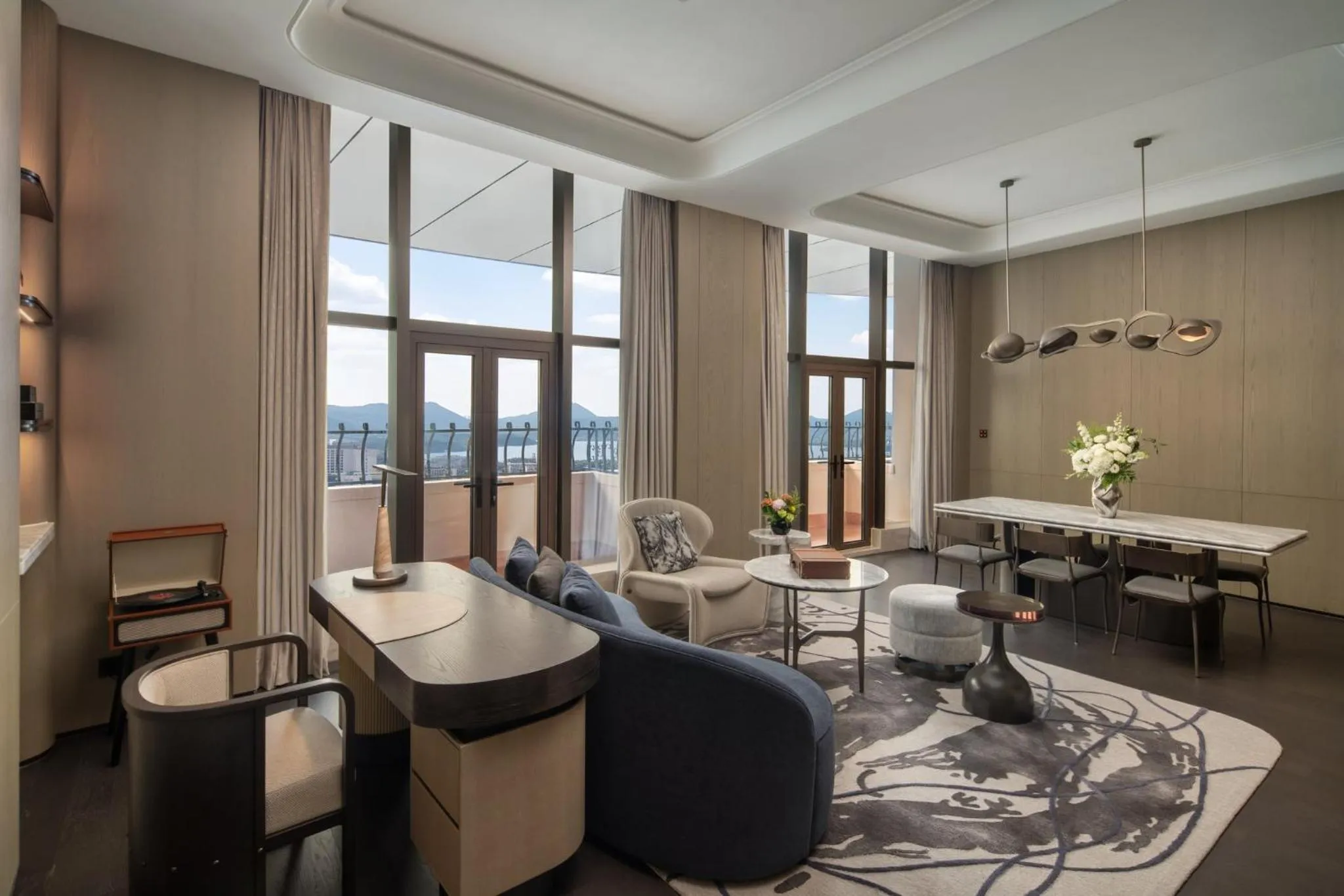 Photo of the whole room in Hangzhou Wulin GDA Hotel, Vignette Collection - Nearby the iconic Wulin Square, with only a few minutes' walk to the West Lake