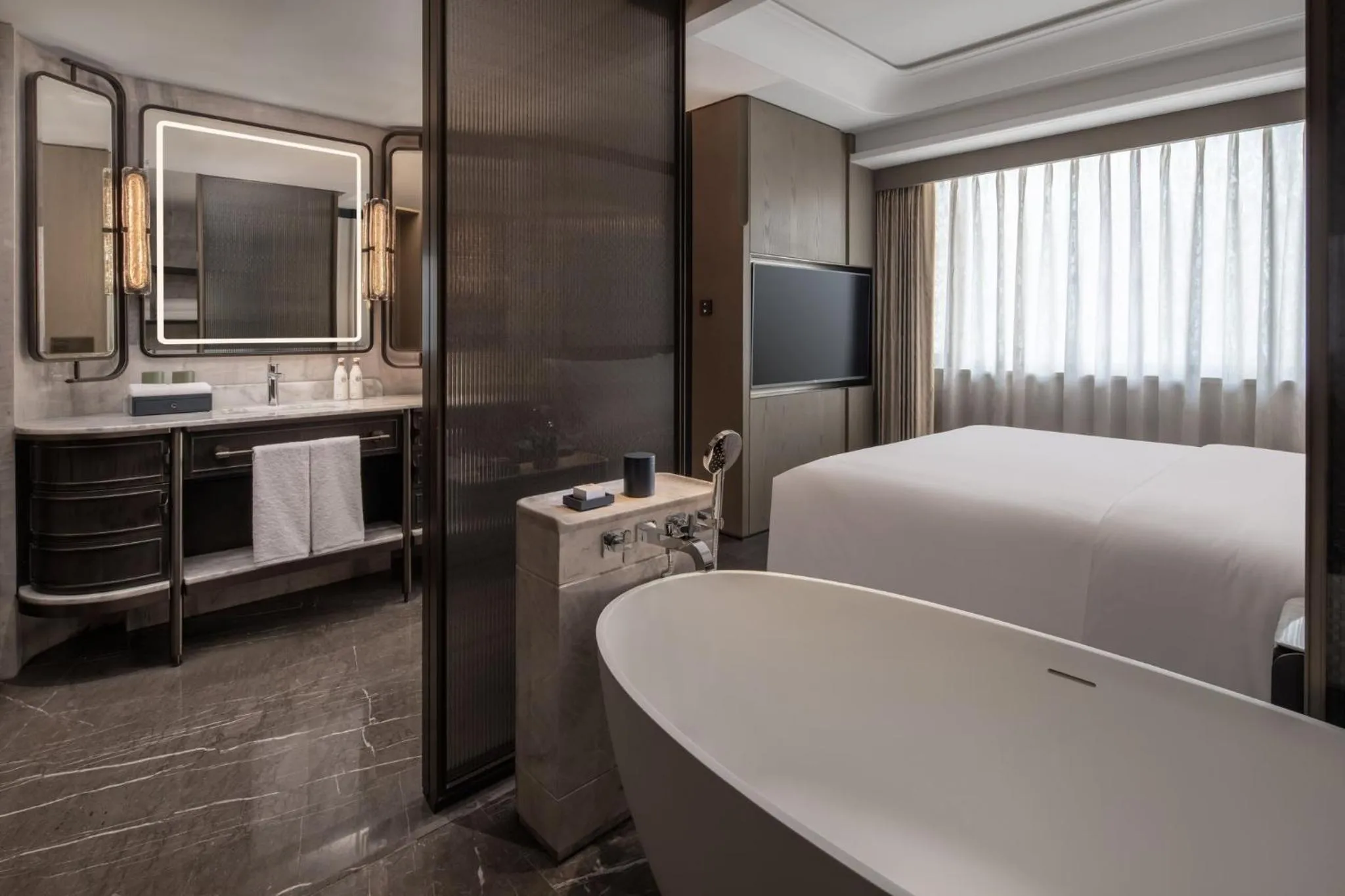 Bathroom, Bed in Hangzhou Wulin GDA Hotel, Vignette Collection - Nearby the iconic Wulin Square, with only a few minutes' walk to the West Lake