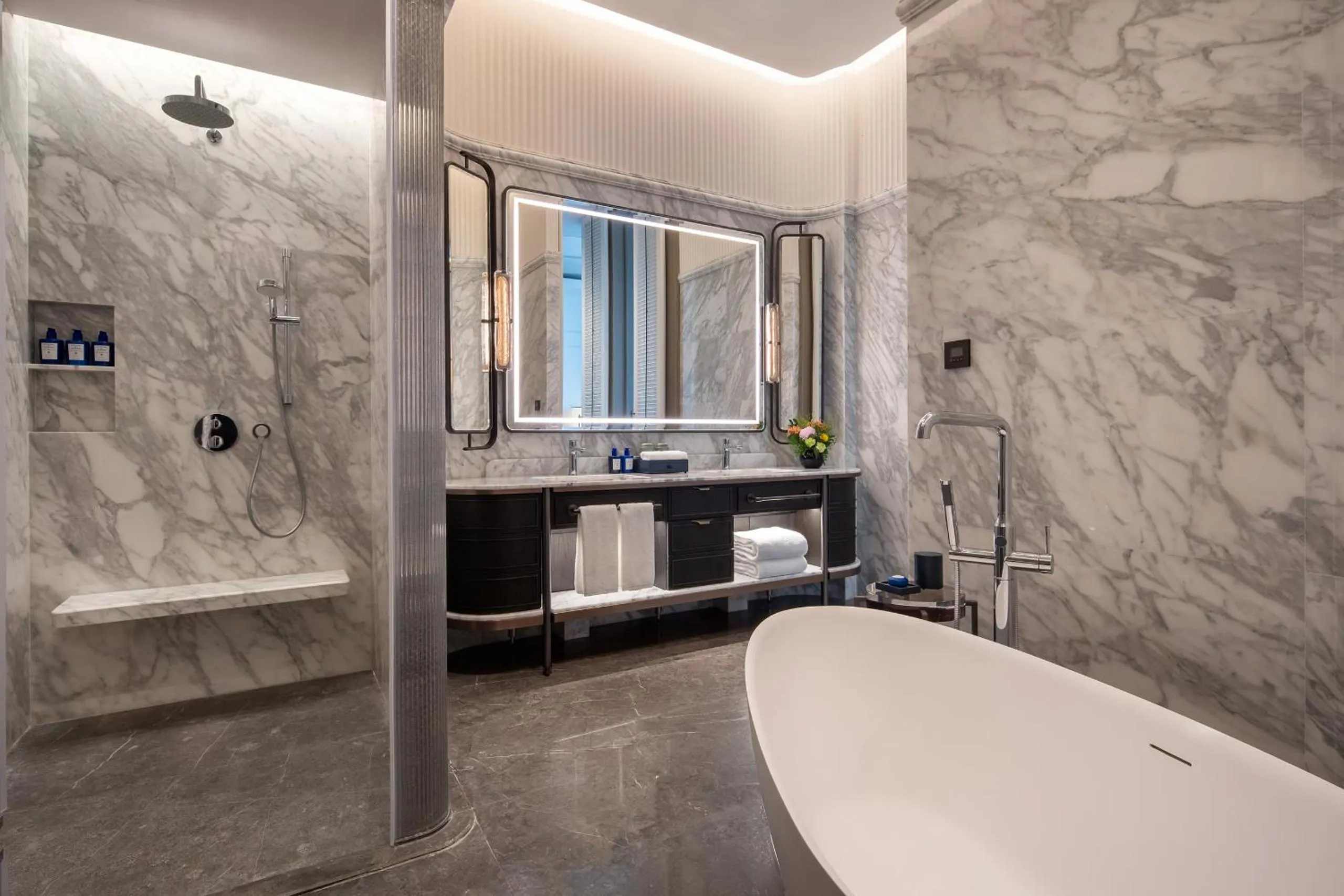 Bathroom in Hangzhou Wulin GDA Hotel, Vignette Collection - Nearby the iconic Wulin Square, with only a few minutes' walk to the West Lake