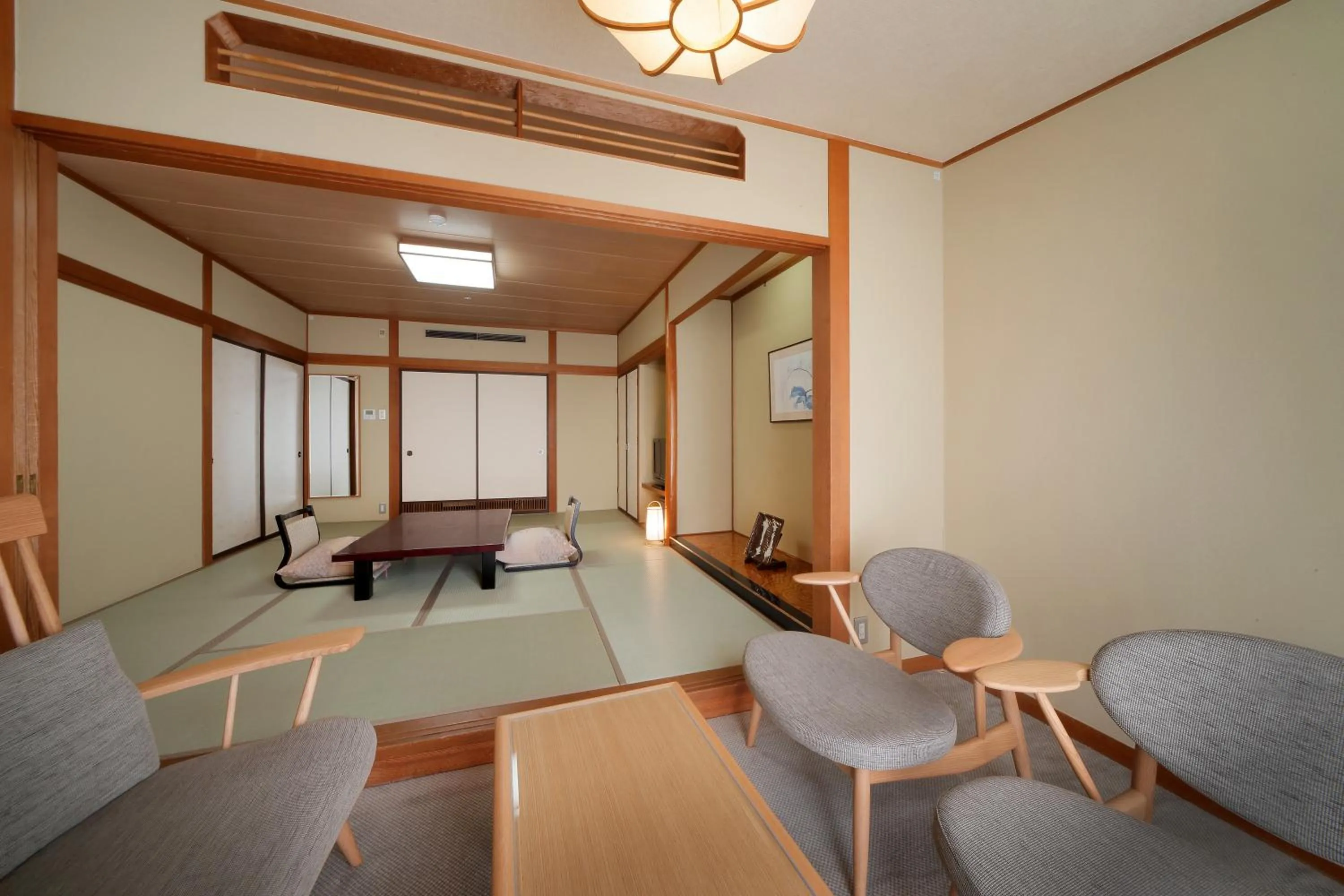 Photo of the whole room in Asaya