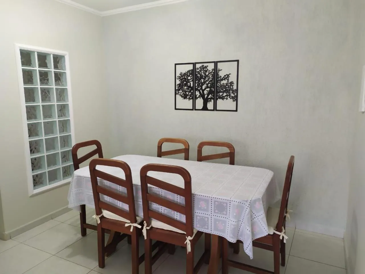 Dining area in Guarujá Enseada - Apto 200m da praia - 02 dorm. Wi-fi + AR + Estacionamento