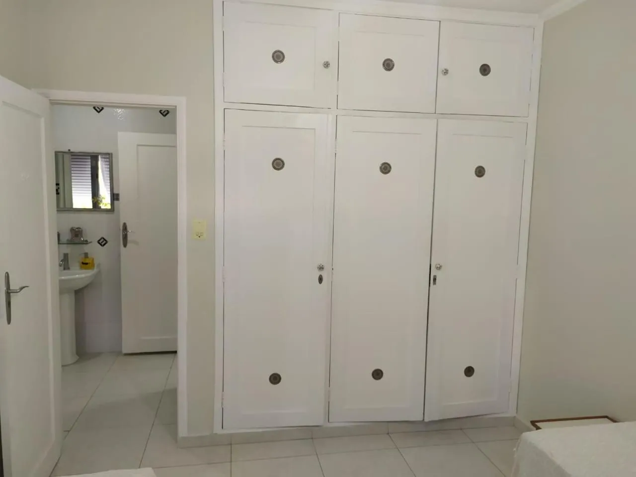 wardrobe in Guarujá Enseada - Apto 200m da praia - 02 dorm. Wi-fi + AR + Estacionamento