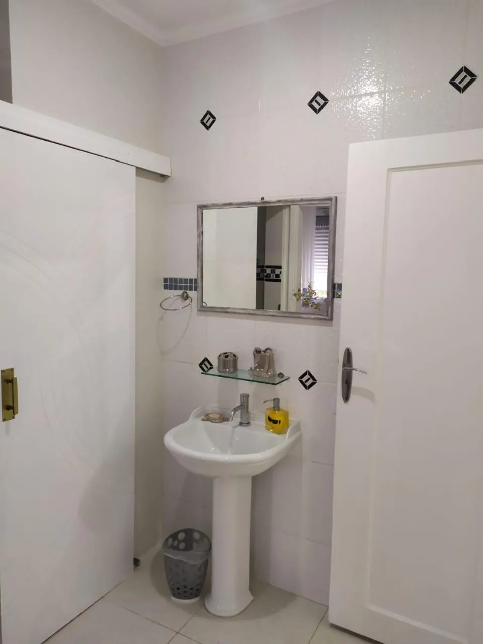 Bathroom in Guarujá Enseada - Apto 200m da praia - 02 dorm. Wi-fi + AR + Estacionamento