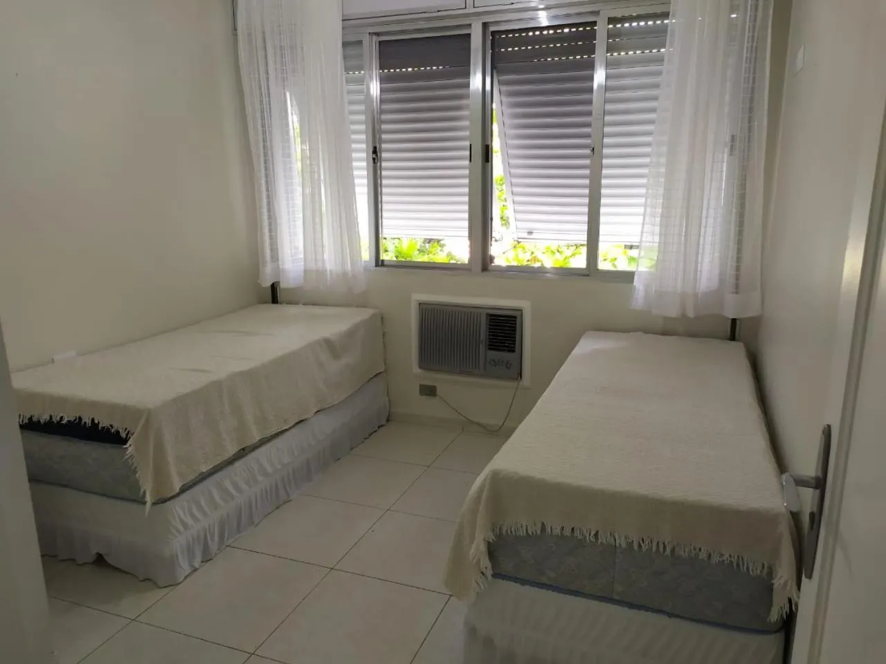 Bedroom, Bed in Guarujá Enseada - Apto 200m da praia - 02 dorm. Wi-fi + AR + Estacionamento