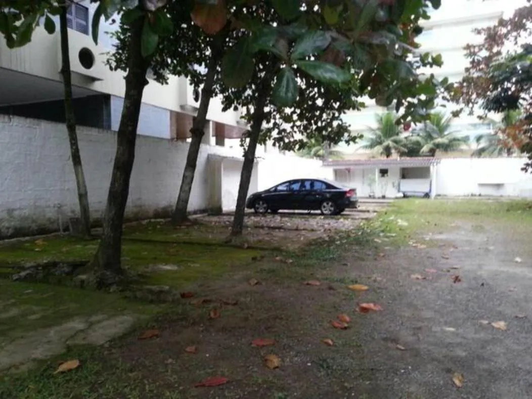 Parking in Guarujá Enseada - Apto 200m da praia - 02 dorm. Wi-fi + AR + Estacionamento