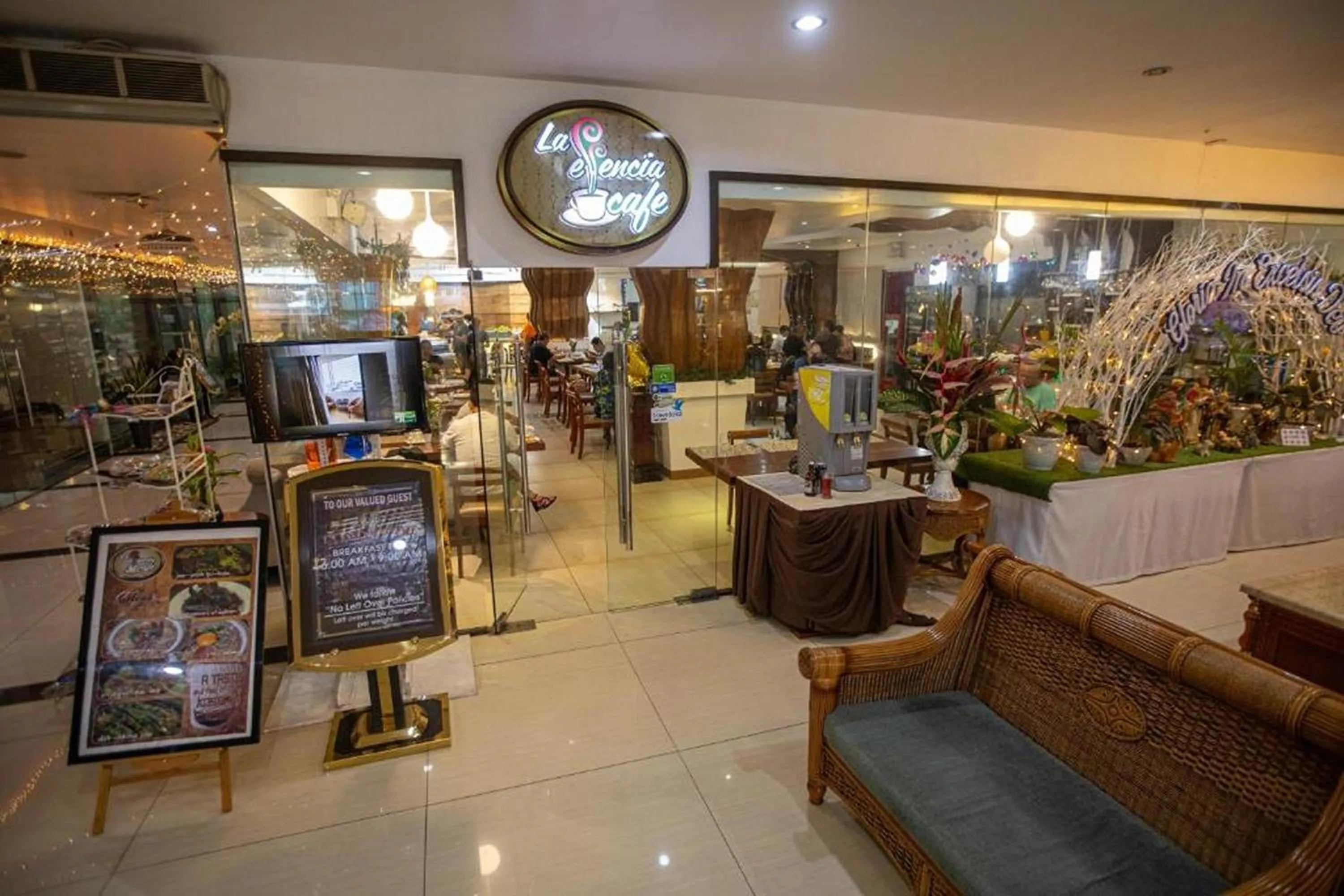 Restaurant/places to eat in Hotel Essencia