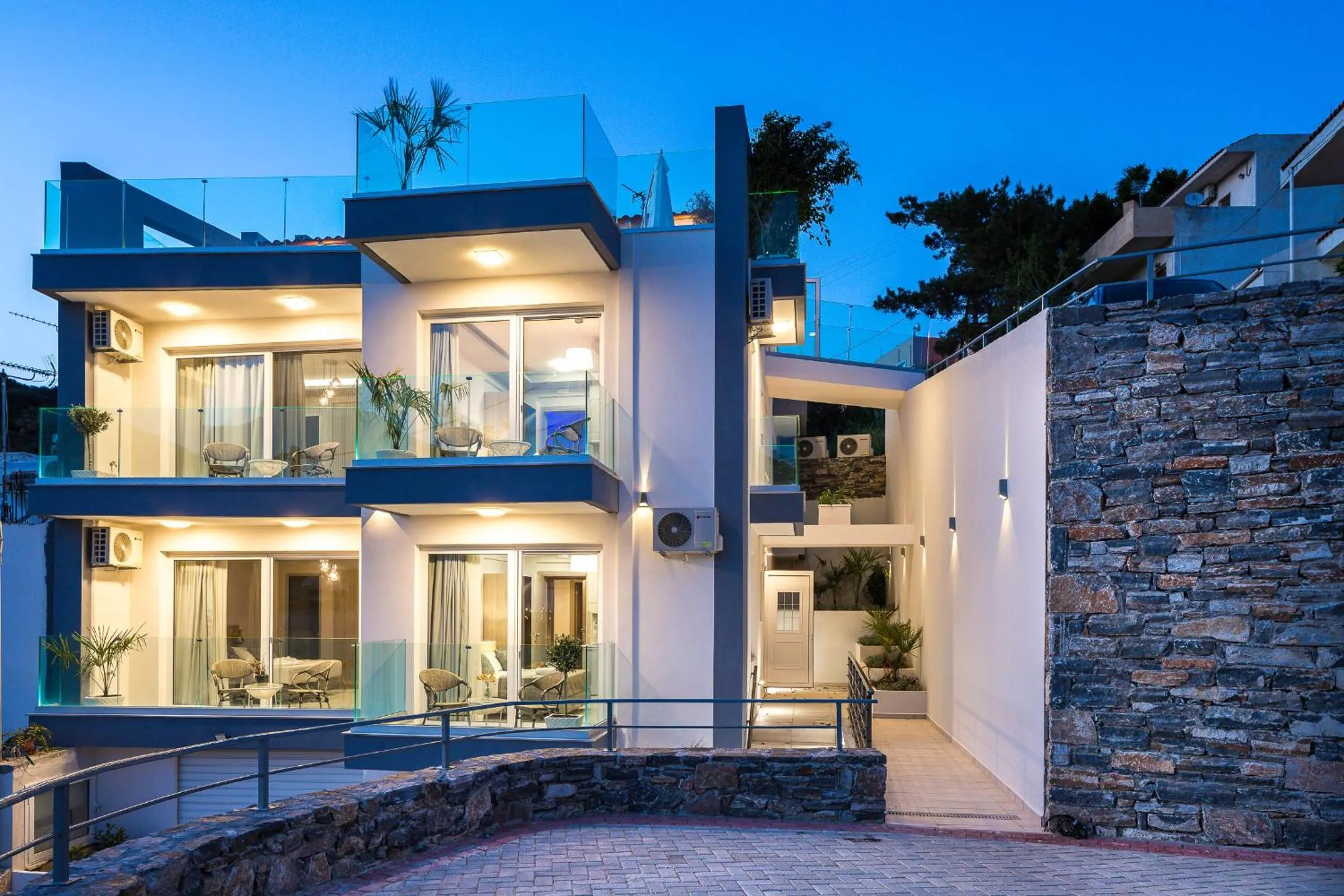 Facade/entrance in Akrogiali Apartments