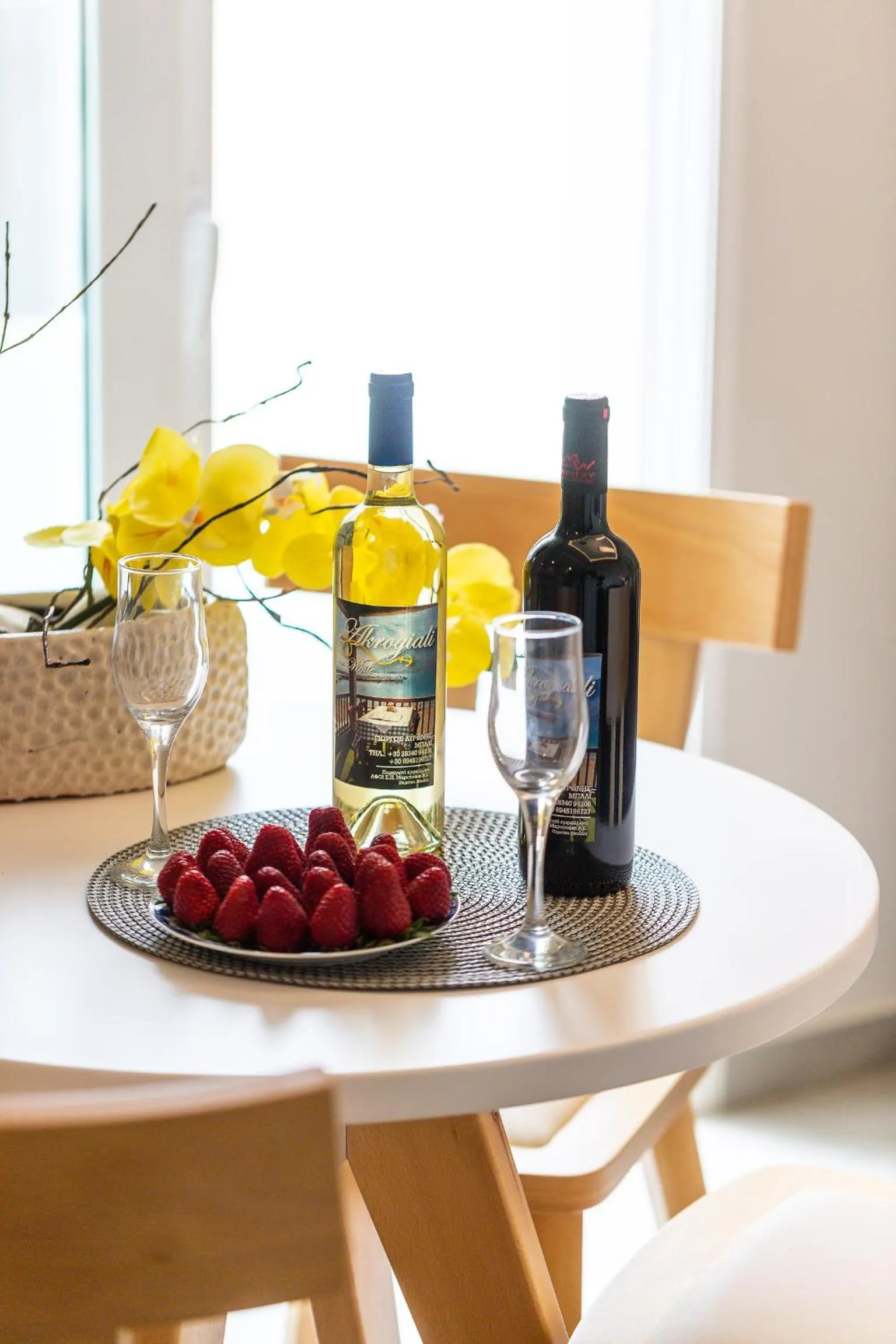 Dining area in Akrogiali Apartments