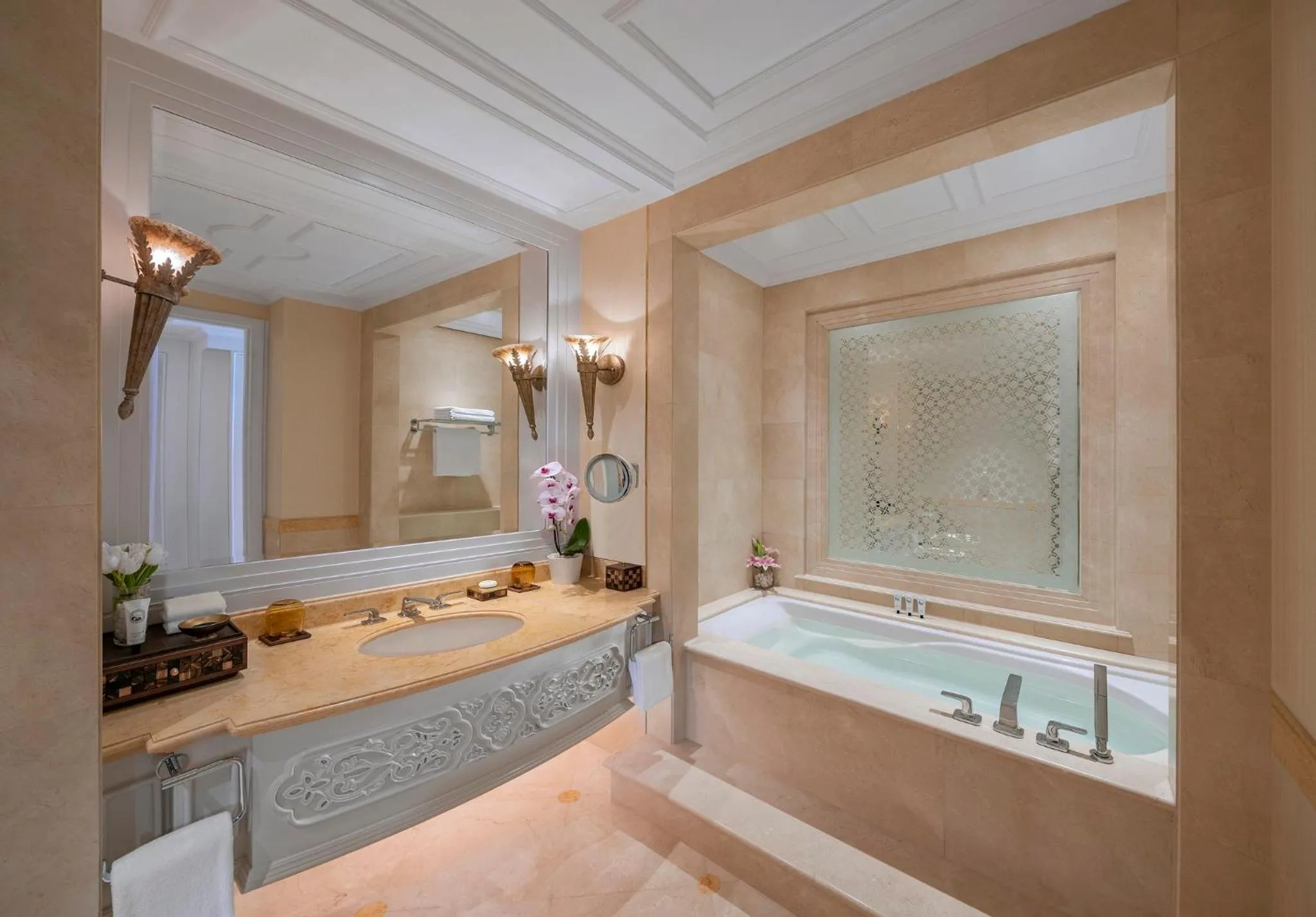 Bedroom in Emirates Palace Mandarin Oriental, Abu Dhabi