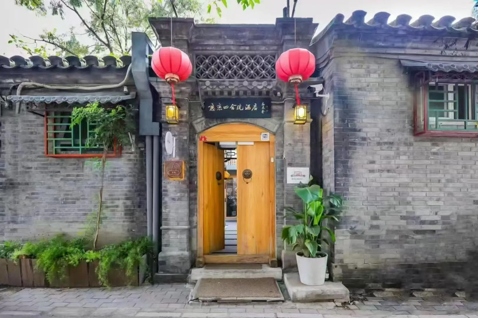 Property building in Templeside Courtyard Hotel Close to Sqaure Forbidden next to White temple Free laundry and breakfast Personalized Needs Develop