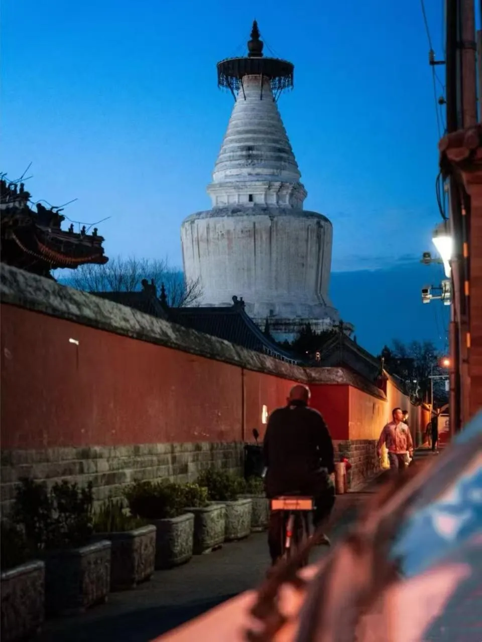 Off site in Templeside Courtyard Hotel Close to Sqaure Forbidden next to White temple Free laundry and breakfast Personalized Needs Develop