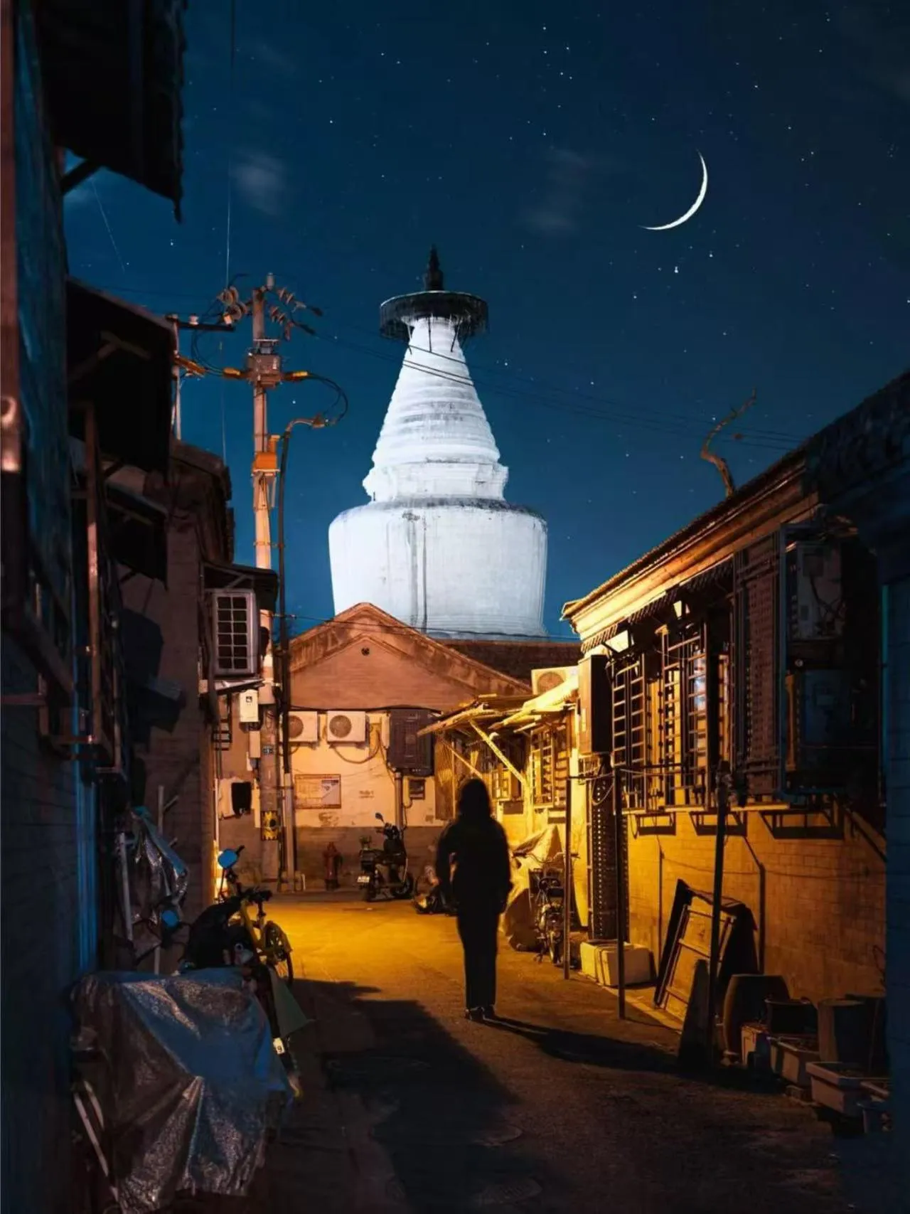 Off site in Templeside Courtyard Hotel Close to Sqaure Forbidden next to White temple Free laundry and breakfast Personalized Needs Develop